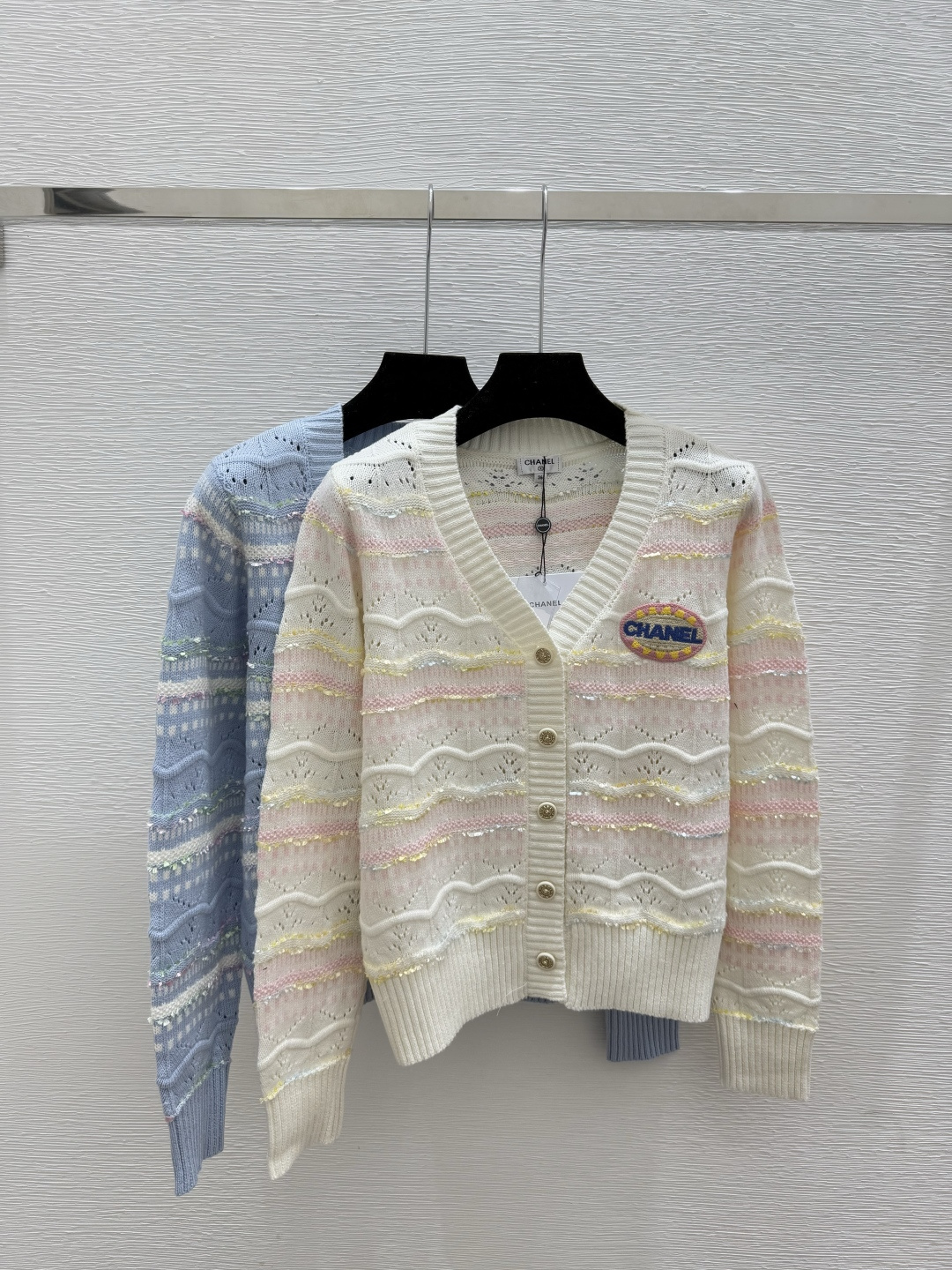 NO:560715,CH Home Early Autumn New Style Contrast Striped Hollow Color Jacquard V-neck Knitted Long-Sleeved Cardigan Color White Blue Size 36.38.40,,alexander wang19860909CH家 早秋新款 撞色条纹镂空彩色提花V领针织长袖开衫 颜色白色 蓝色 尺码36.38.40,,alexander wang,Women's clothing