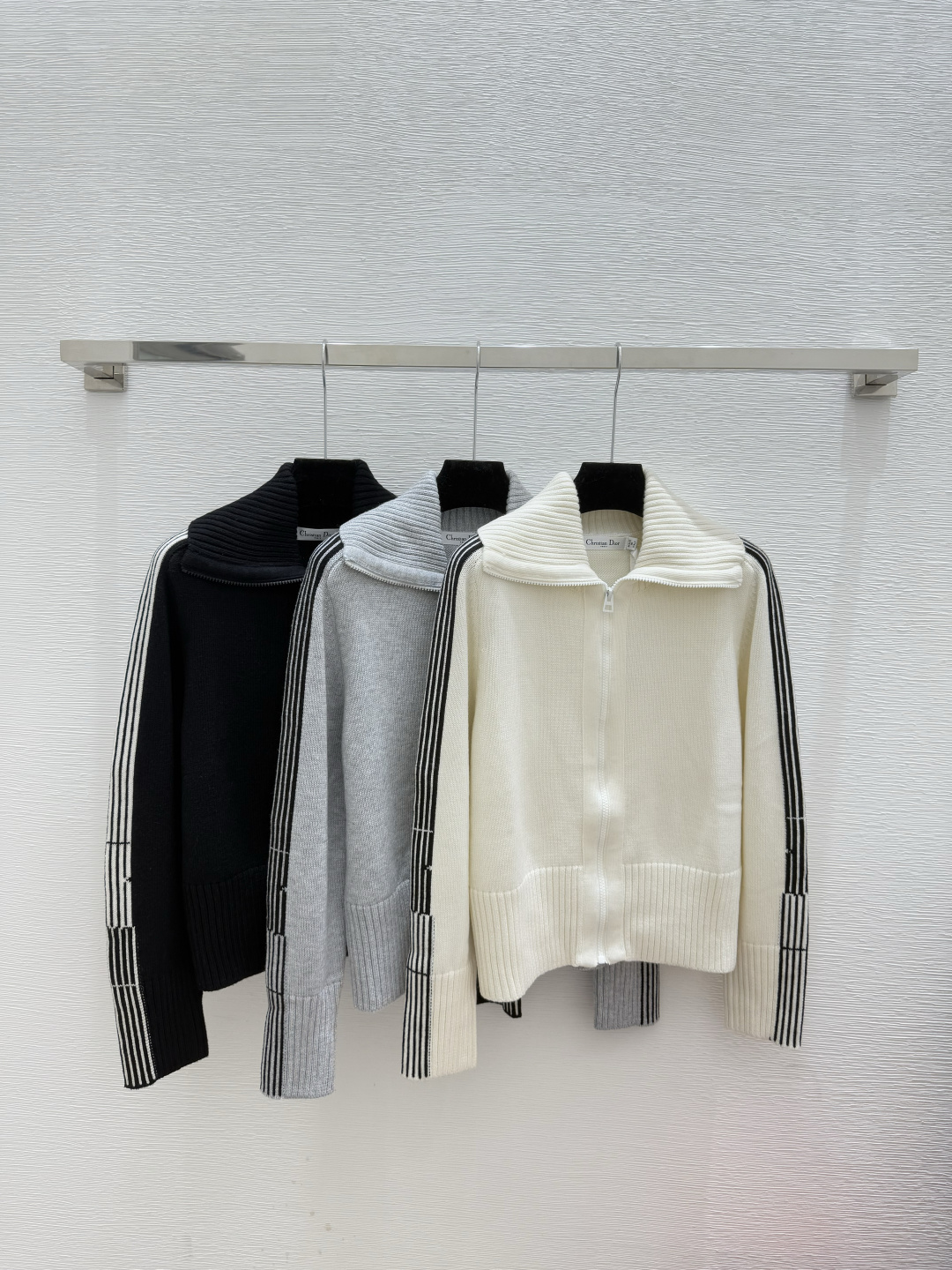 NO:561387,D's new early autumn striped lapel knitted long-sleeved cardigan color white gray black size 36.38.40, dior, alexander wang19860909D家 早秋新款 条纹翻领针织长袖开衫 颜色白色 灰色 黑色 尺码36.38.40,,dior,alexander wang,Women's clothing