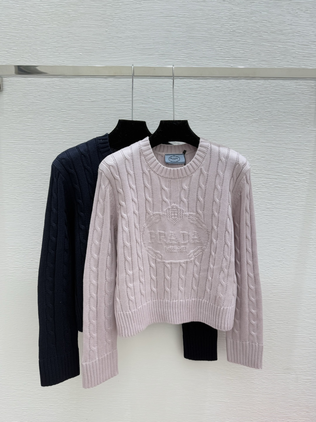 NO:561382,P home early autumn new style letter jacquard round neck knitted long sleeve color pink royal blue size 36.38.40,,alexander wang19860909P家 早秋新款 字母提花圆领针织长袖 颜色粉色 宝蓝 尺码36.38.40,,alexander wang,Women's clothing
