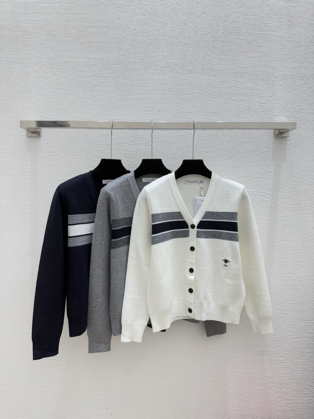NO:561417,D Home Early Autumn New Houndstooth V-neck Knitted Long-Sleeved Cardigan Color White Gray Royal Blue Size 36.38.40, dior, alexander wang19860909D家 早秋新款 千鸟格V领针织长袖开衫 颜色 白色 灰色 宝蓝 尺码36.38.40,,dior,alexander wang,Women's clothing