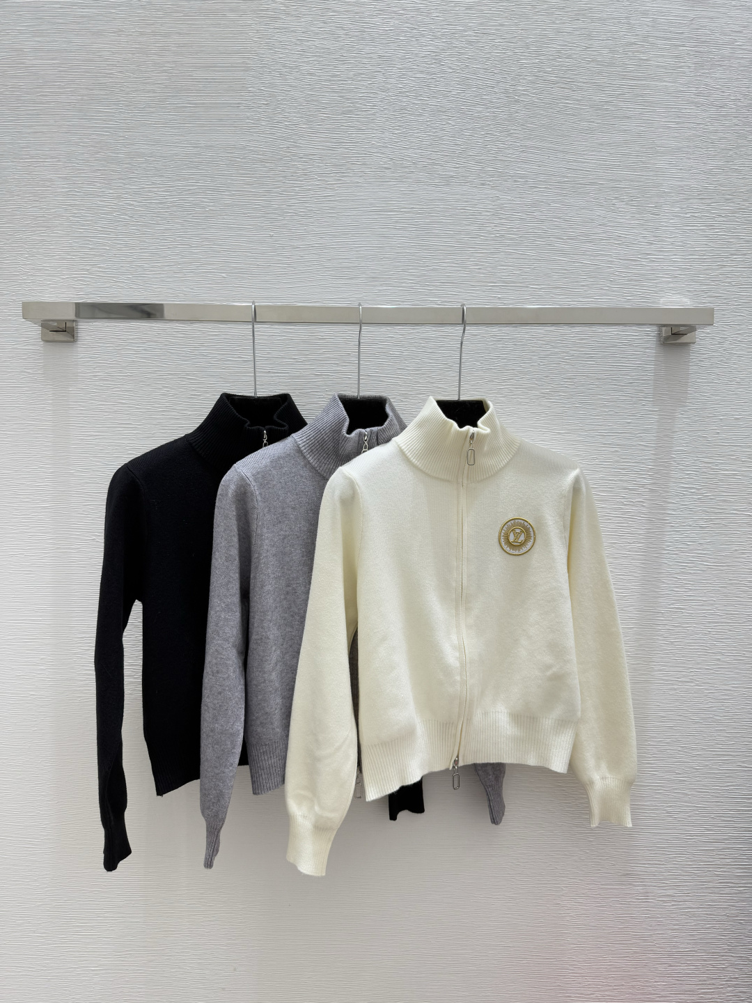 NO:561399,L family early autumn new style solid color simple high collar knitted long-sleeved cardigan color white gray black size 36.38.40, louis vuitton, alexander wang19860909L家 早秋新款 纯色简约高领针织长袖开衫 颜色白色 灰色 黑色 尺码36.38.40,,louis vuitton,alexander wang,Women's clothing