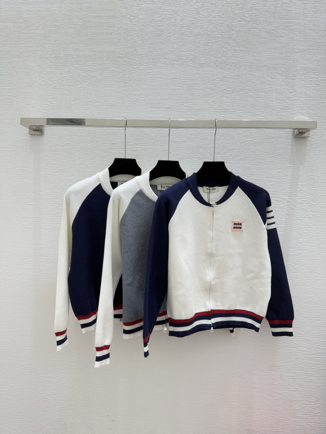 NO:561395,M family early autumn new style contrast striped round neck knitted long-sleeved cardigan color white gray sapphire blue size 36.38.40,,alexander wang19860909M家 早秋新款 撞色条纹圆领针织长袖开衫 颜色白色 灰色 宝蓝 尺码36.38.40,,alexander wang,Women's clothing