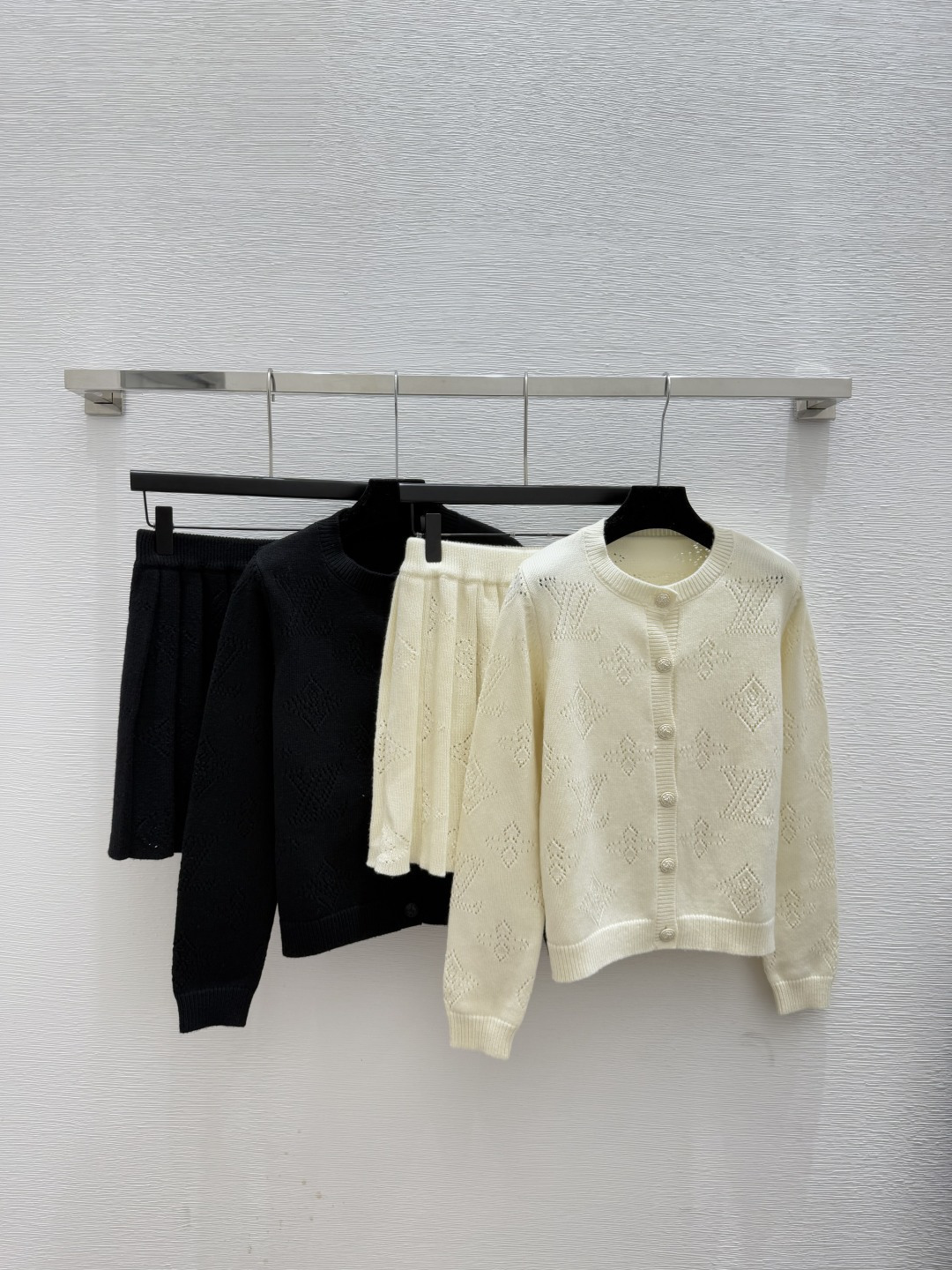 NO:561390,L family early autumn new style solid color simple letter hollow knitted suit color white black size 36.38.40, louis vuitton, alexander wang19860909L家 早秋新款 纯色简约字母镂空针织套装 颜色白色 黑色 尺码36.38.40,,louis vuitton,alexander wang,Women's clothing