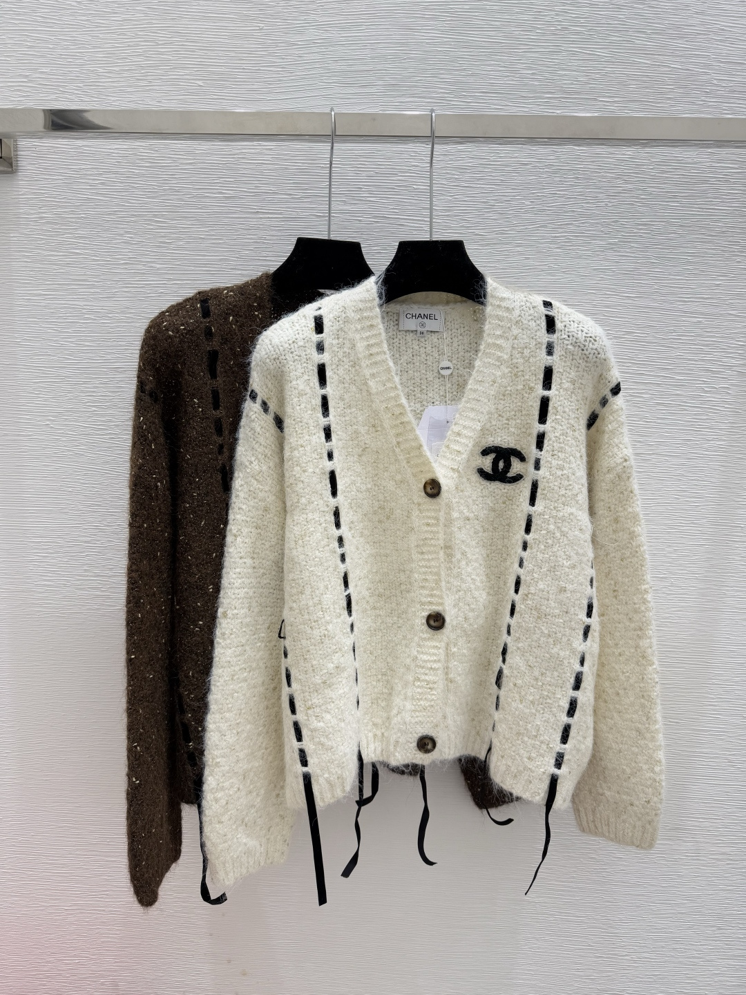 NO:562393,CH Home Early Autumn New Gold and Silver Thread Drawstring V-neck Knitted Long-Sleeved Cardigan Color White Coffee Size 36.38.40,,alexander wang19860909CH家 早秋新款 金银线抽绳V领针织长袖开衫 颜色白色 咖啡 尺码36.38.40,,alexander wang,Women's clothing