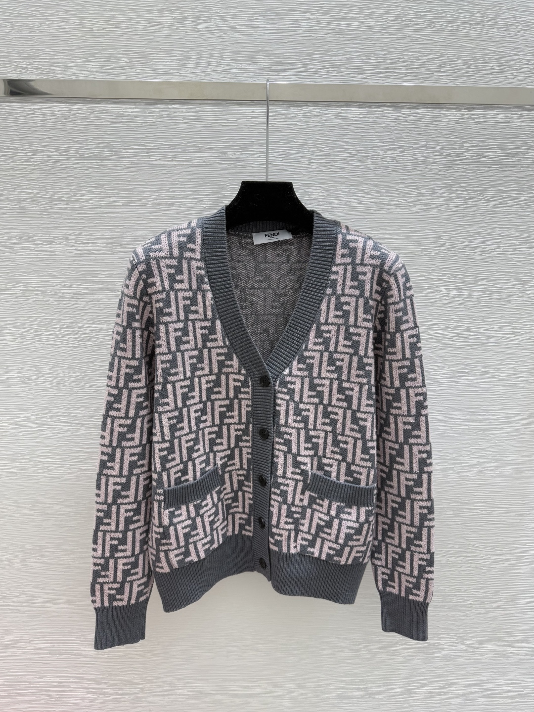 NO:562381,Fjia early autumn new style presbyopic letter V-neck knitted long-sleeved cardigan color gray size 36.38.40,,alexander wang19860909Ｆ家 早秋新款 老花字母V领针织长袖开衫 颜色灰色 尺码36.38.40,,alexander wang,Women's clothing