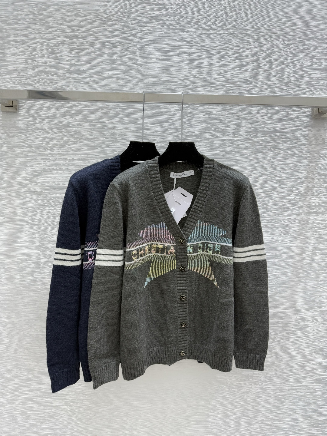 NO:562411,D family early autumn new style five-pointed star letter jacquard V-neck knitted long-sleeved cardigan color green royal blue size 36.38.40, dior, alexander wang19860909D家 早秋新款 五角星字母提花V领针织长袖开衫 颜色绿色 宝蓝 尺码36.38.40,,dior,alexander wang,Women's clothing