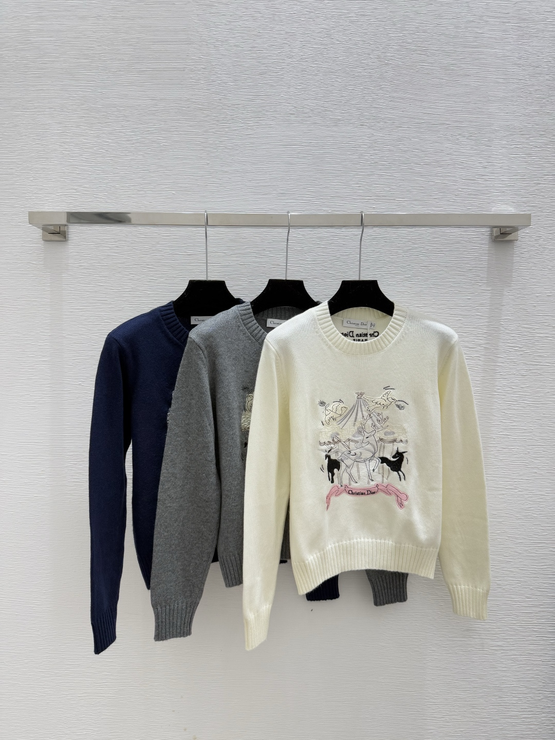 NO:562397,D Home Early Autumn New Style Carousel Embroidered Round Neck Knitted Long Sleeves Color White Gray Royal Blue Size 36.38.40, dior, alexander wang19860909D家 早秋新款 旋转木马刺绣圆领针织长袖 颜色白色 灰色 宝蓝 尺码36.38.40,,dior,alexander wang,Women's clothing