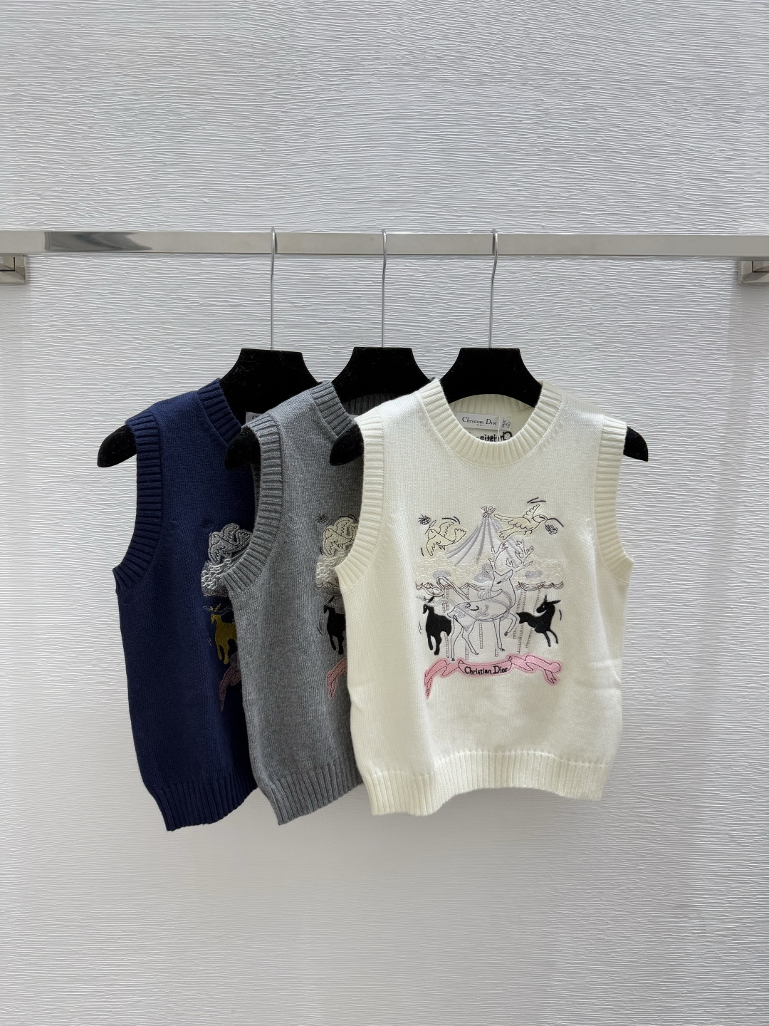 NO:562394,D Home Summer New Style Carousel Embroidered Round Neck Knitted Vest Color White Gray Royal Blue Size 36.38.40, dior, alexander wang19860909D家 夏季新款 旋转木马刺绣圆领针织背心 颜色白色 灰色 宝蓝 尺码36.38.40,,dior,alexander wang,Women's clothing