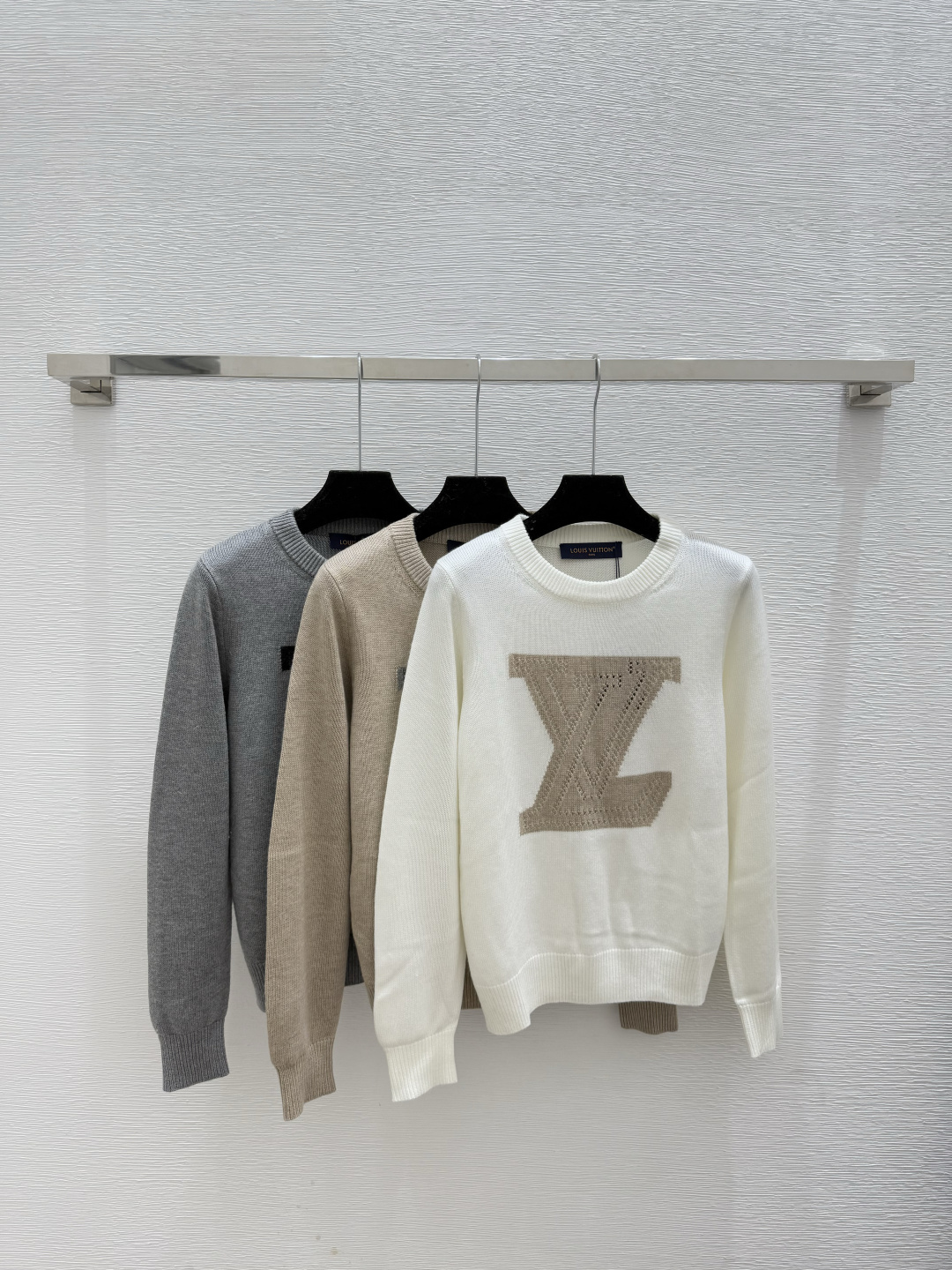 NO:562383,L family early autumn new style contrasting letters hollow round neck knitted long sleeves color white khaki gray size 36.38.40, louis vuitton, alexander wang19860909L家 早秋新款 撞色字母镂空圆领针织长袖 颜色白色 卡其 灰色 尺码36.38.40,,louis vuitton,alexander wang,Women's clothing