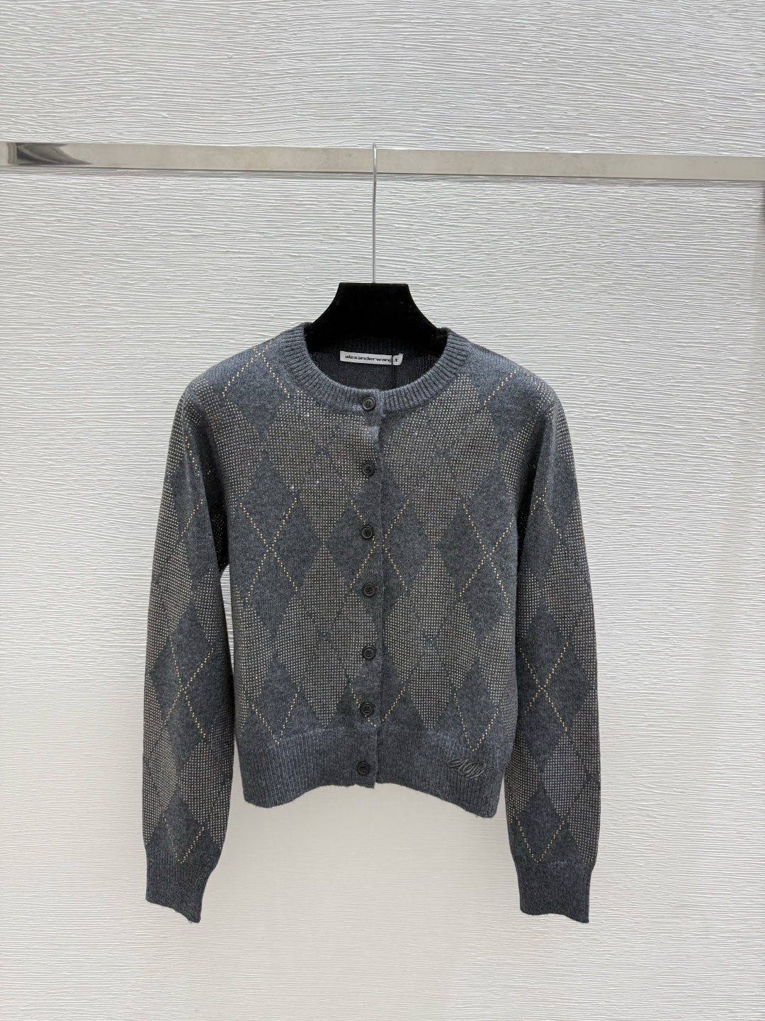 NO:563294,AW home early autumn new solid color rhombus round neck knitted long-sleeved cardigan color gray size 36.38.40,,alexander wang19860909AW家 早秋新款 纯色菱格烫钻圆领针织长袖开衫 颜色灰色 尺码36.38.40,,alexander wang,Women's clothing