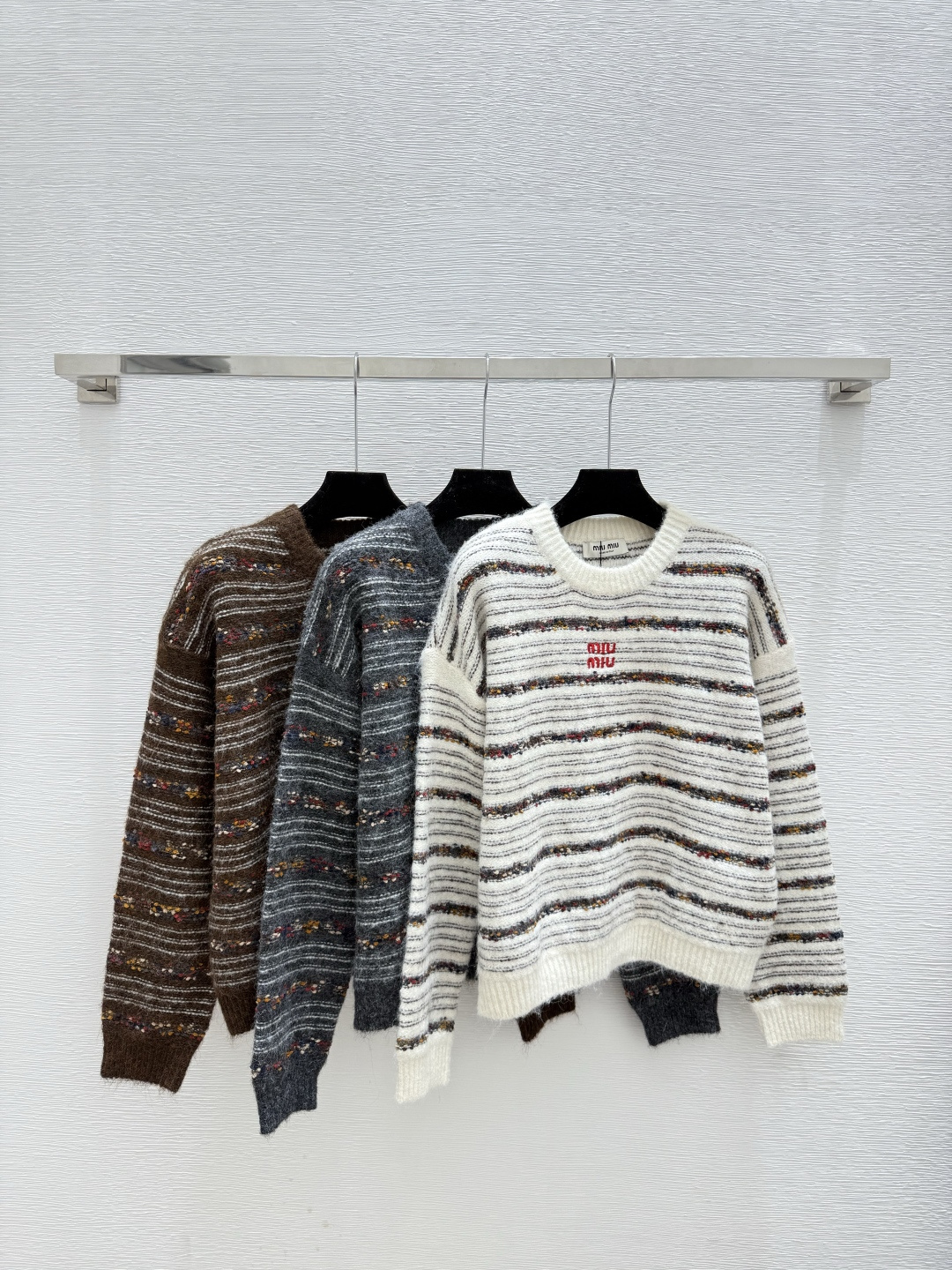 NO:563339,M home early autumn new style contrasting jacquard striped round neck knitted long sleeves color white gray coffee size 36.38.40,,alexander wang19860909M家 早秋新款 撞色提花条纹圆领针织长袖 颜色白色 灰色 咖啡 尺码36.38.40,,alexander wang,Women's clothing