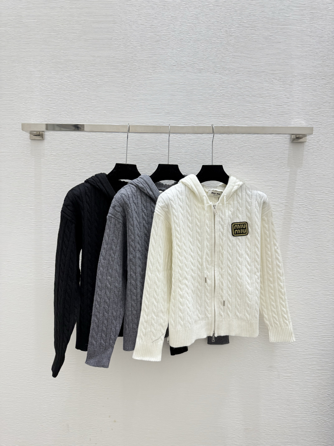 NO:563333,M family early autumn new solid color hooded drawstring knitted long-sleeved cardigan color white gray black size 36.38.40,,hats,alexander wang19860909M家 早秋新款 纯色连帽抽绳针织长袖开衫 颜色白色 灰色 黑色 尺码36.38.40,,hats,alexander wang,Women's clothing