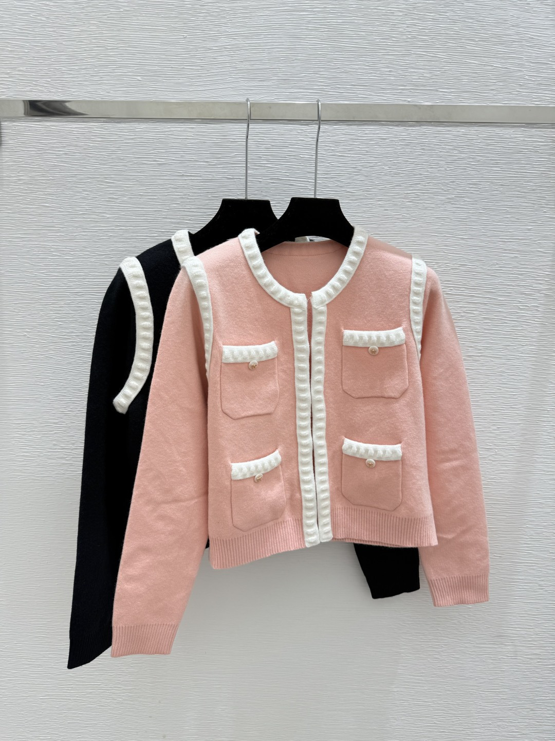 NO:563317,CH Home Early Autumn New Style Color Blocked Round Neck Knitted Long Sleeve Cardigan Color Pink Black Size 36.38.40,,alexander wang19860909CH家 早秋新款 拼色圆领针织长袖开衫 颜色粉色 黑色 尺码36.38.40,,alexander wang,Women's clothing