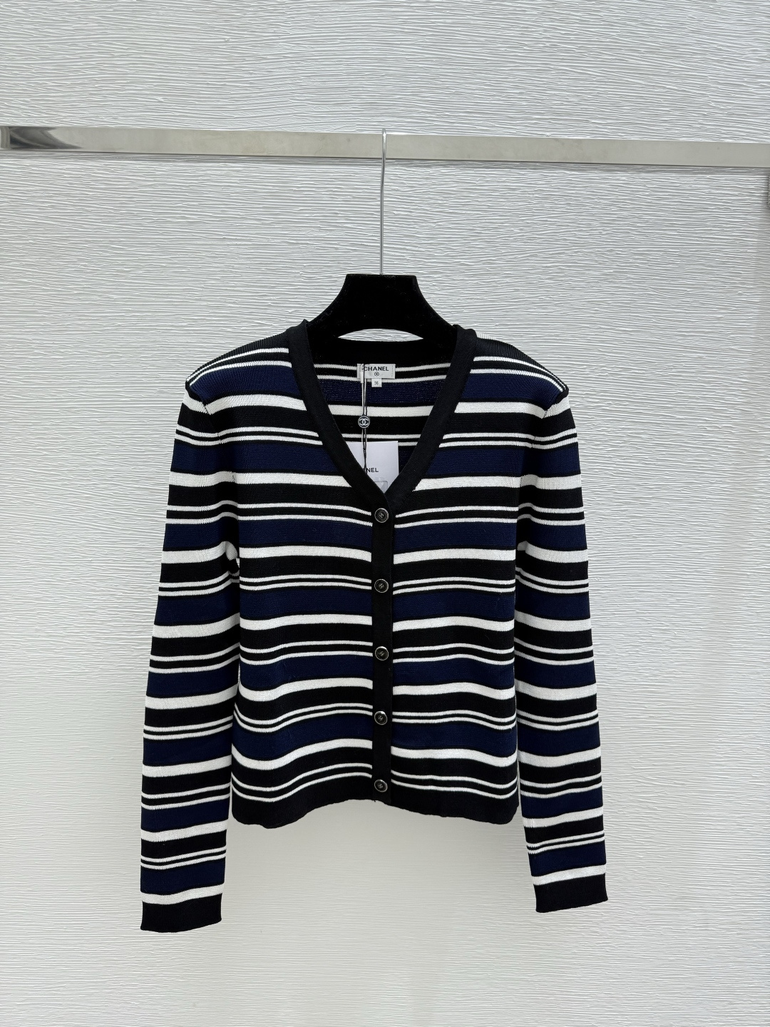 NO:563302,CH Home Early Autumn New Style Contrast Color Striped V-neck Knitted Long-Sleeved Cardigan Color Royal Blue Size 36.38.40,,alexander wang19860909CH家 早秋新款 撞色条纹V领针织长袖开衫 颜色宝蓝 尺码36.38.40,,alexander wang,Women's clothing