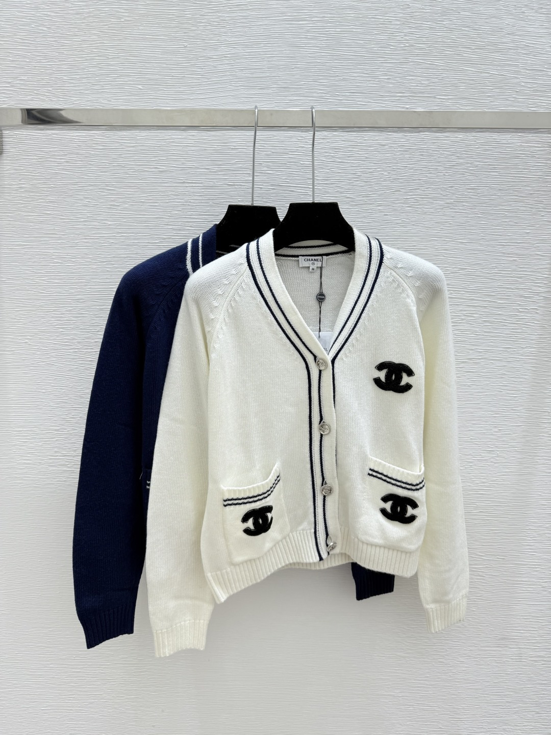 NO:563293,CH Home Early Autumn New Style Contrast Color Striped V-neck Knitted Long-Sleeved Cardigan Color White Royal Blue Size 36.38.40,,alexander wang19860909CH家 早秋新款 撞色条纹V领针织长袖开衫 颜色白色 宝蓝 尺码36.38.40,,alexander wang,Women's clothing