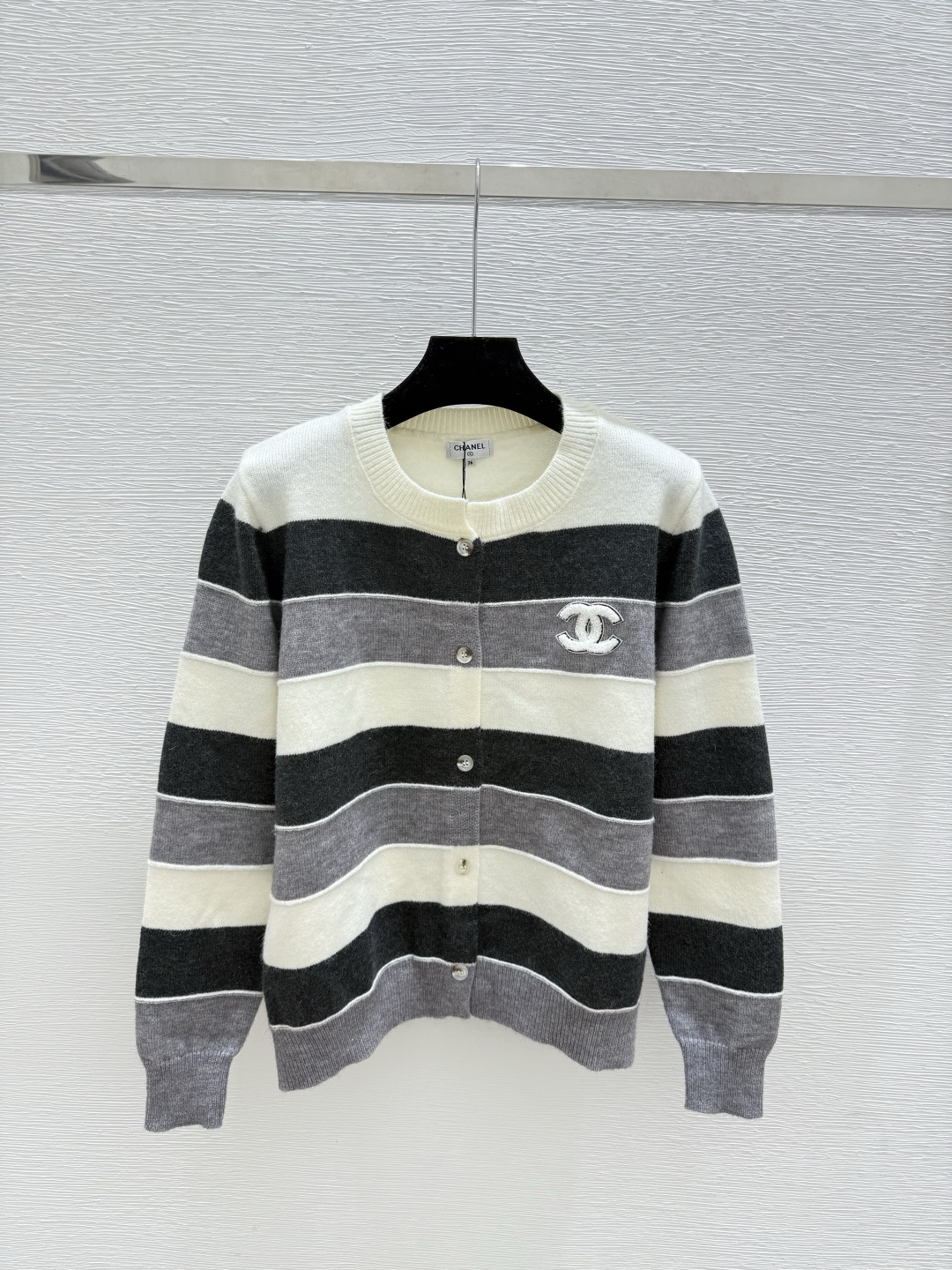 NO:563315,CH Home Early Autumn New Style Contrast Color Striped Round Neck Knitted Long-Sleeved Cardigan Color White Size 36.38.40,,alexander wang19860909CH家 早秋新款 撞色条纹圆领针织长袖开衫 颜色白色 尺码36.38.40,,alexander wang,Women's clothing