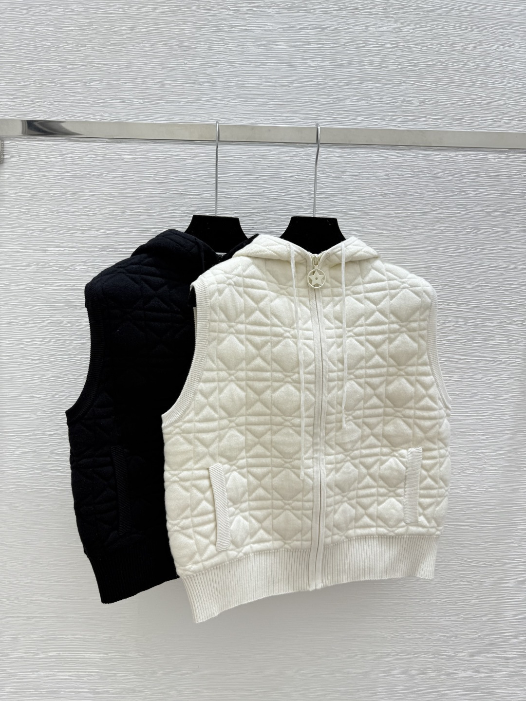 NO:563310,D Home Summer New Solid Color Hooded Diamond Knitted Vest Cardigan Color White Black Size 36.38.40,, dior, hats, alexander wang19860909D家 夏季新款 纯色连帽菱格针织背心开衫 颜色白色 黑色 尺码36.38.40,,dior,hats,alexander wang,Women's clothing
