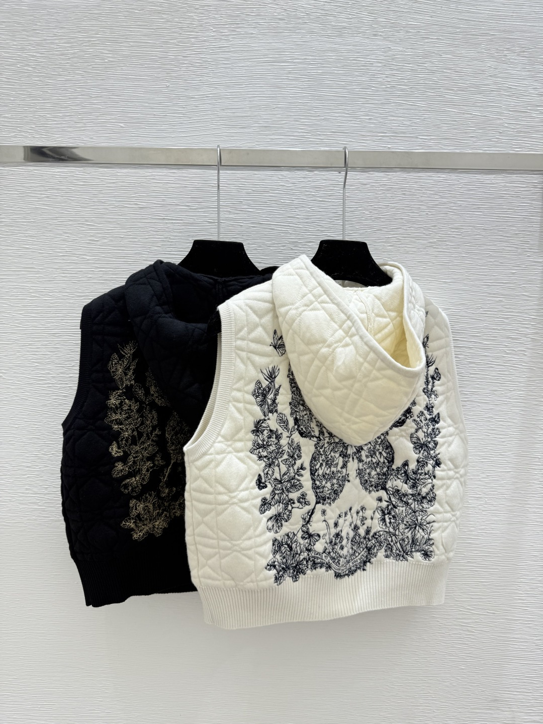 NO:563305,D Home Summer New Style Knitted Vest Cardigan with Butterfly Embroidery on the Back of the Hood Color White Black Size 36.38.40, dior, hats, alexander wang19860909D家 夏季新款 连帽背后蝴蝶刺绣针织背心开衫 颜色白色 黑色 尺码36.38.40,,dior,hats,alexander wang,Women's clothing