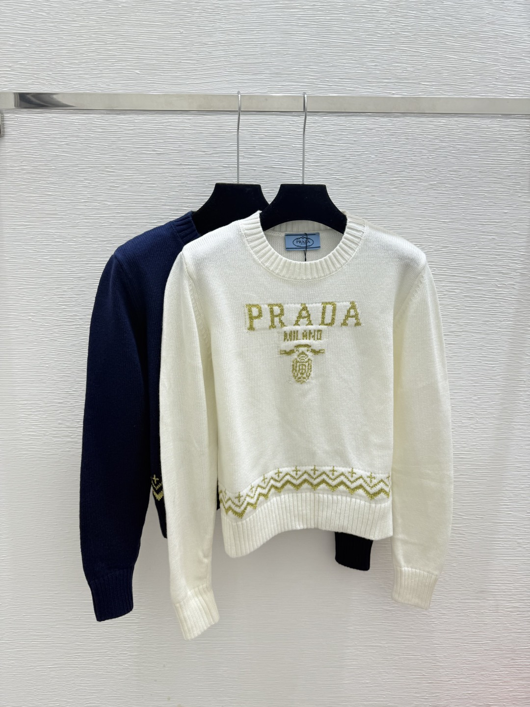 NO:564698,P family early autumn new style gold and silver thread letter round neck knitted long sleeves color white sapphire blue size 36.38.40,,alexander wang19860909P家 早秋新款 金银线字母圆领针织长袖 颜色白色 宝蓝 尺码36.38.40,,alexander wang,Women's clothing