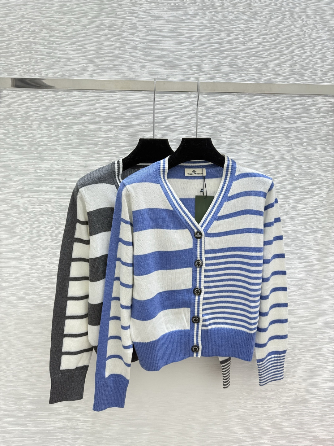 NO:564740,VI Home Early Autumn New Style Contrast Color Striped V-neck Knitted Long-Sleeved Cardigan Color Blue Gray Size 36.38.40,,alexander wang19860909VI家 早秋新款 撞色条纹V领针织长袖开衫 颜色蓝色 灰色 尺码36.38.40,,alexander wang,Women's clothing