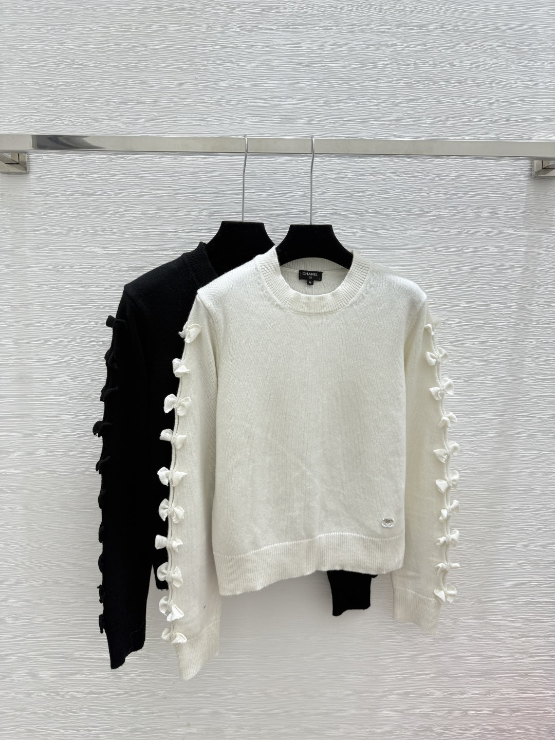 NO:564733,CH Home Early Autumn New Style Solid Color Bow Round Neck Knitted Long Sleeves Color White Black Size 36.38.40,,alexander wang19860909CH家 早秋新款 纯色蝴蝶结圆领针织长袖 颜色白色 黑色 尺码36.38.40,,alexander wang,Women's clothing