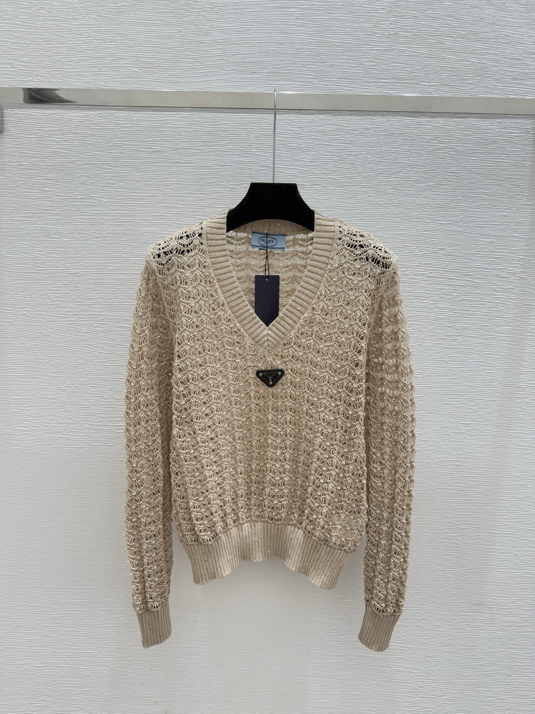 NO:566564,P home early autumn new style solid color sequin hollow V-neck knitted long sleeves color oatmeal size 36.38.40,,alexander wang19860909P家 早秋新款 纯色珠片镂空V领针织长袖 颜色燕麦 尺码36.38.40,,alexander wang,Women's clothing