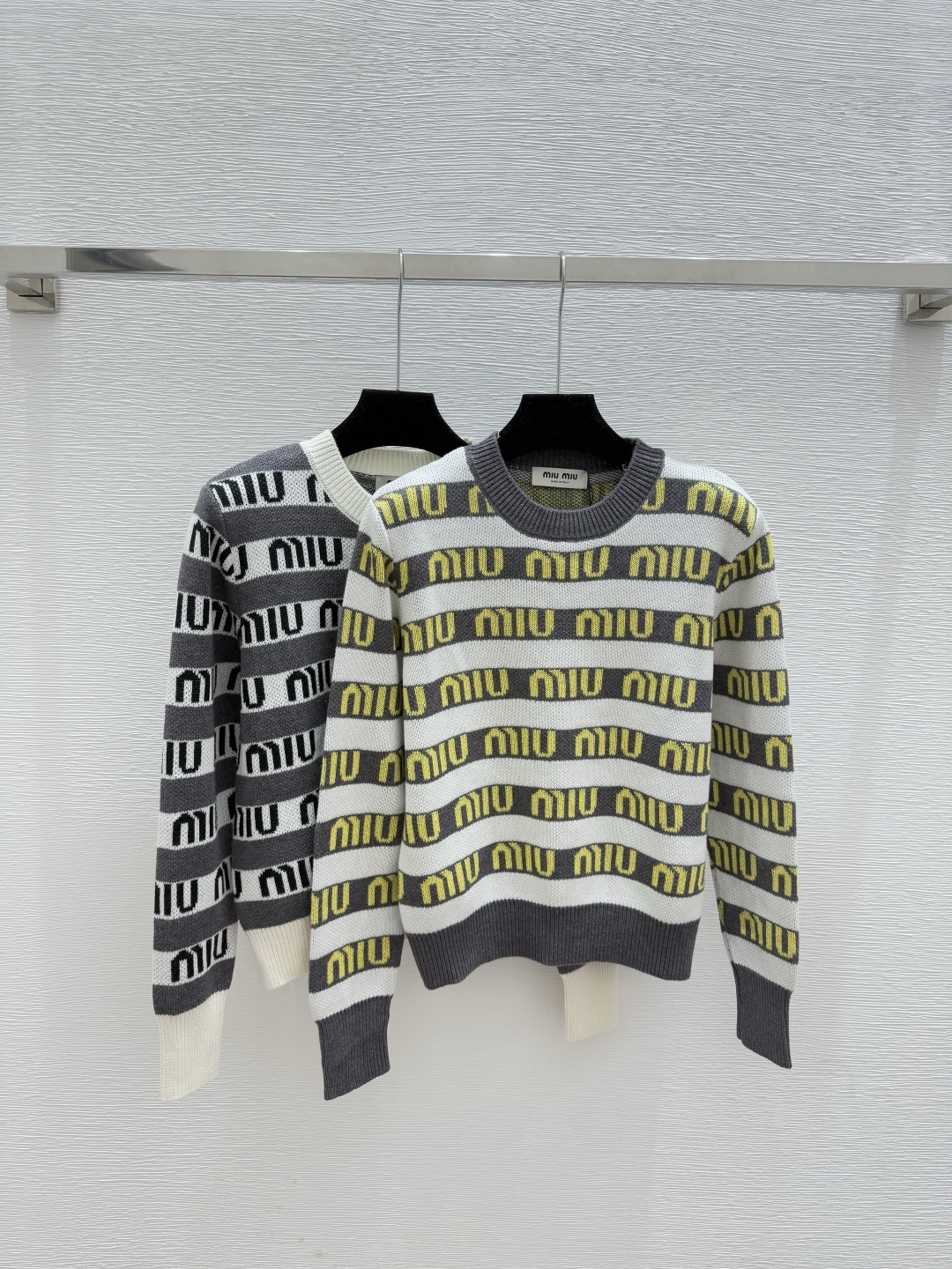 NO:566559,M family early autumn new style contrasting letter striped round neck knitted long sleeves color white gray size 36.38.40,,alexander wang19860909M家 早秋新款 撞色字母条纹圆领针织长袖 颜色白色 灰色 尺码36.38.40,,alexander wang,Women's clothing