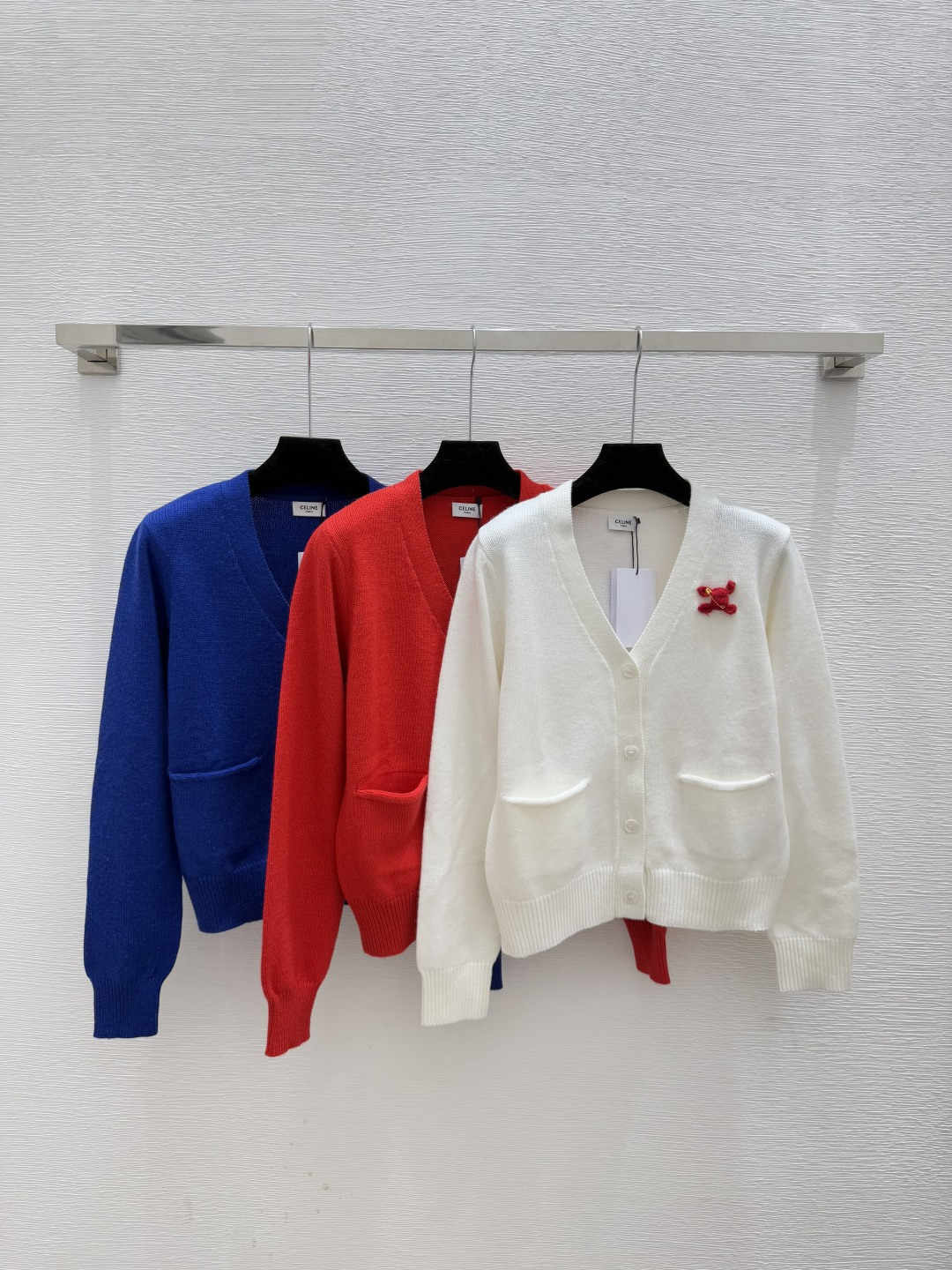 NO:566548,Early autumn new style solid color simple V-neck knitted long-sleeved cardigan color white red royal blue size 36.38.40,,alexander wang19860909早秋新款 纯色简约V领针织长袖开衫 颜色白色 红色 宝蓝 尺码36.38.40,,alexander wang,Women's clothing