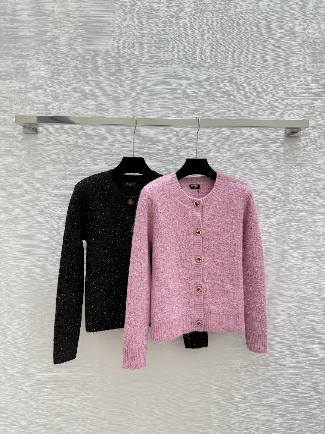 NO:566524,CH Home Early Autumn New Solid Color Simple Gold and Silver Thread Round Neck Knitted Long-Sleeved Cardigan Color Pink Black Size 36.38.40,,alexander wang19860909CH家 早秋新款 纯色简约金银线圆领针织长袖开衫 颜色粉色 黑色 尺码36.38.40,,alexander wang,Women's clothing