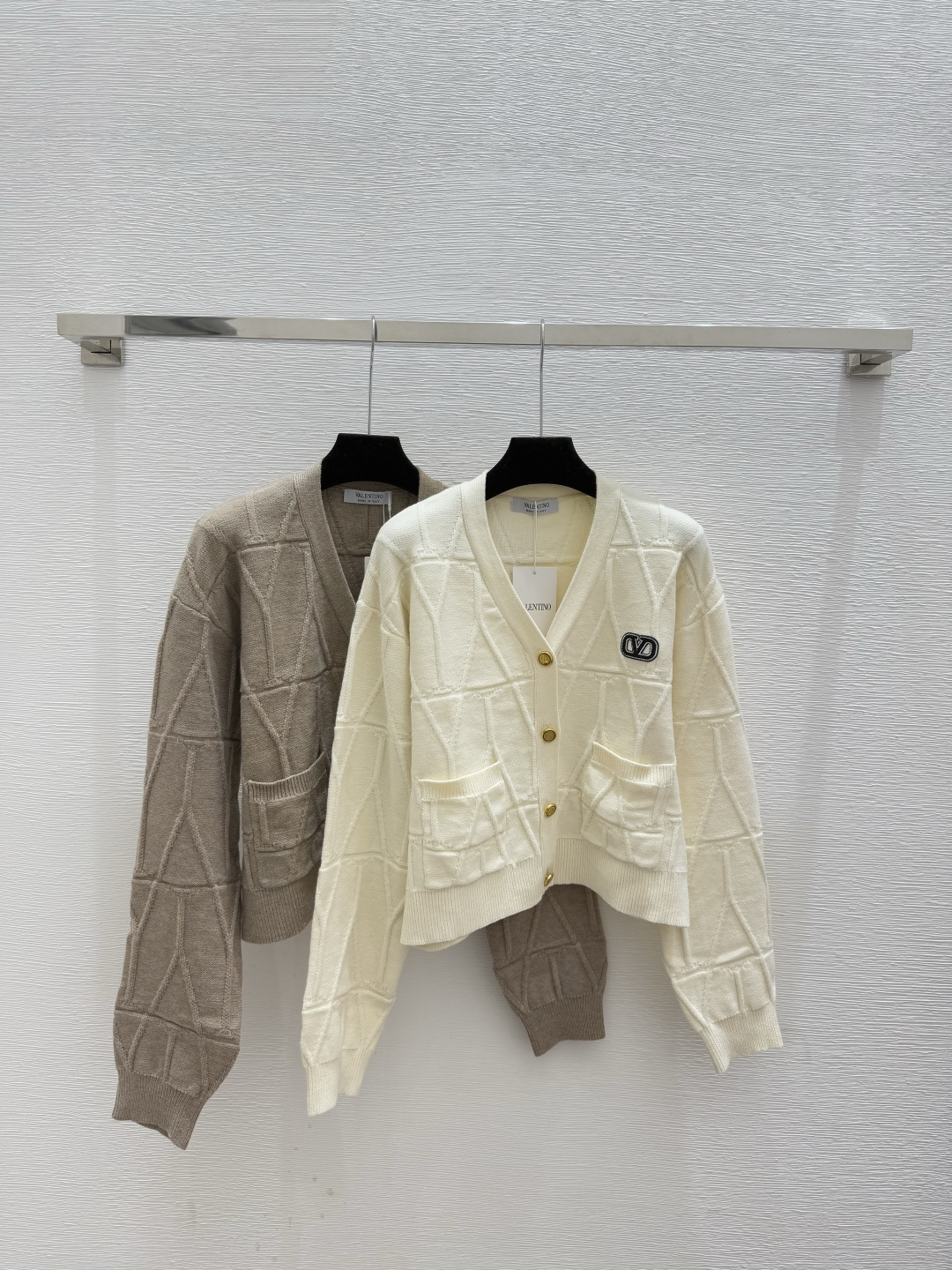 NO:566514,VA home early autumn new style solid color three-dimensional pattern V-neck knitted long-sleeved cardigan color white coffee size 36.38.40,,alexander wang19860909VA家 早秋新款 纯色立体花纹V领针织长袖开衫 颜色白色 咖啡 尺码36.38.40,,alexander wang,Women's clothing
