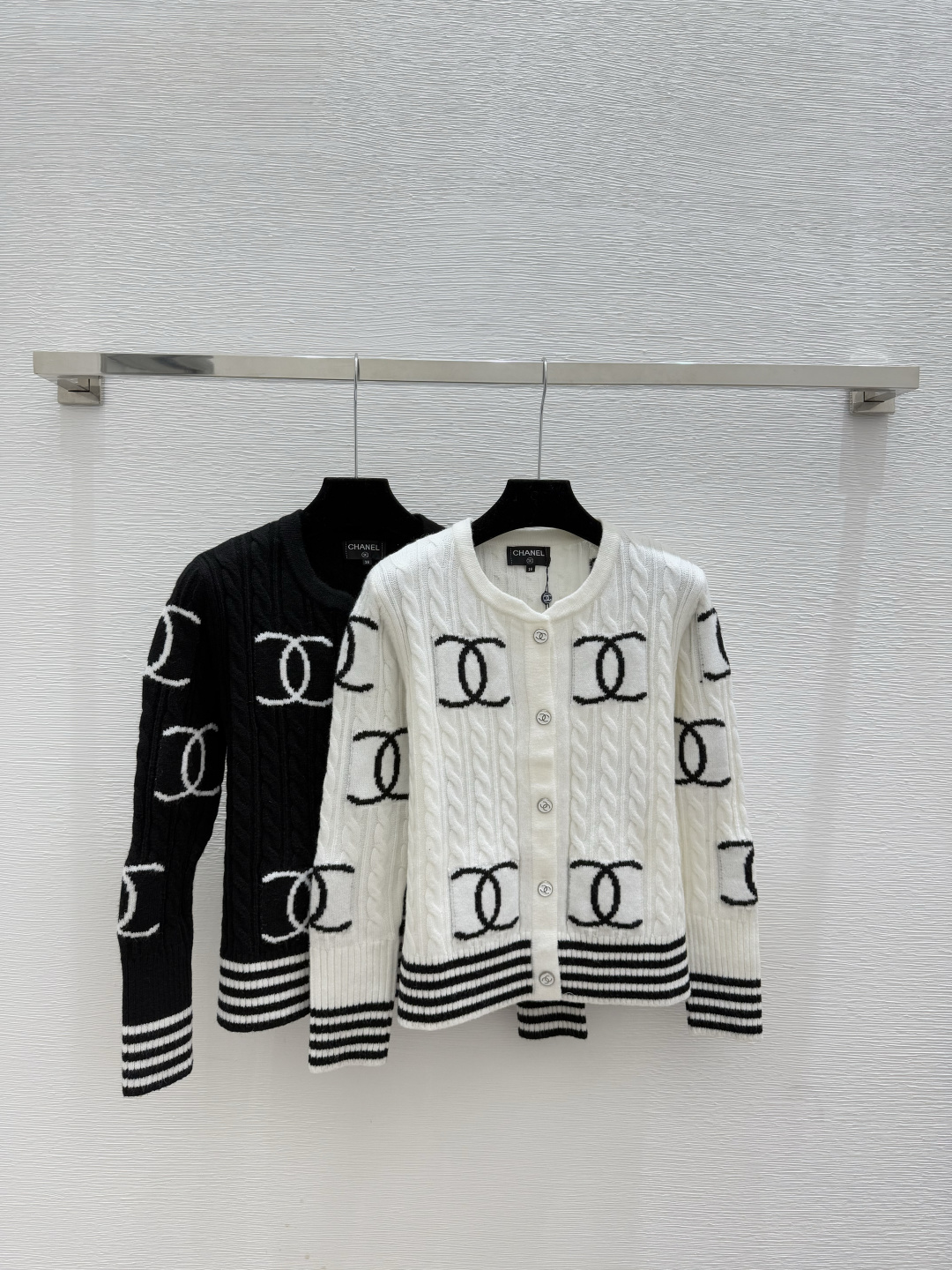 NO:566509,CH Home Early Autumn New Style Contrast Letter Striped Round Neck Knitted Long-Sleeved Cardigan Color White Black Size 36.38.40,,alexander wang19860909CH家 早秋新款 撞色字母条纹圆领针织长袖开衫 颜色白色 黑色 尺码36.38.40,,alexander wang,Women's clothing