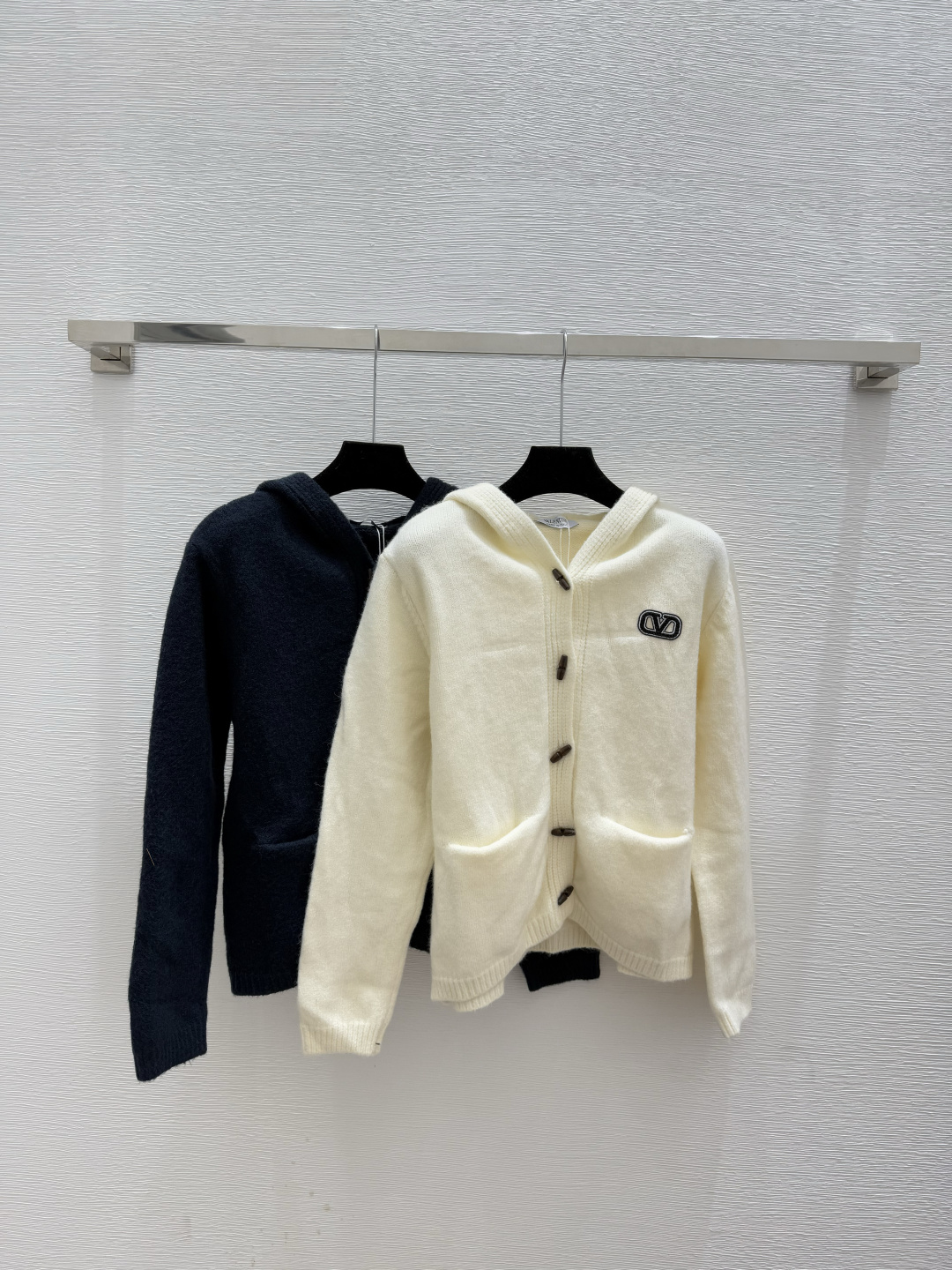 NO:566504,VA home early autumn new solid color hooded knitted long-sleeved cardigan color white royal blue size 36.38.40,,hats,alexander wang19860909VA家 早秋新款 纯色连帽针织长袖开衫 颜色白色 宝蓝 尺码36.38.40,,hats,alexander wang,Women's clothing