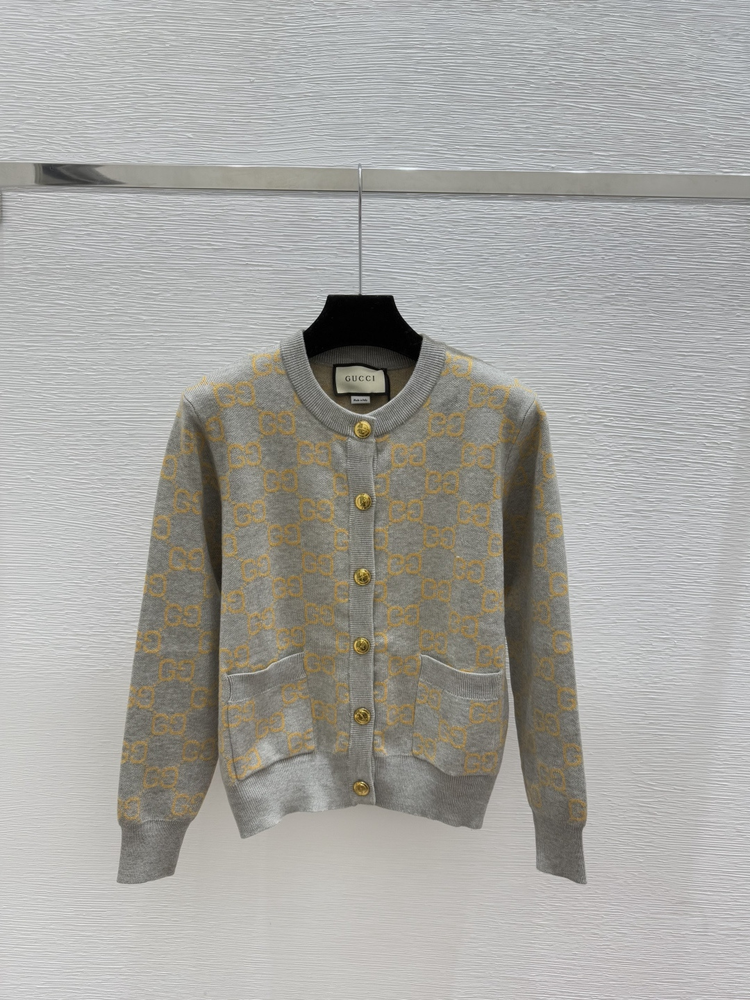 NO:568561,G family early autumn new style contrasting color presbyopic letter round neck knitted long-sleeved cardigan color gray size 36.38.40,,gucci,alexander wang19860909G家 早秋新款 撞色老花字母圆领针织长袖开衫 颜色灰色 尺码36.38.40,,gucci,alexander wang,Women's clothing