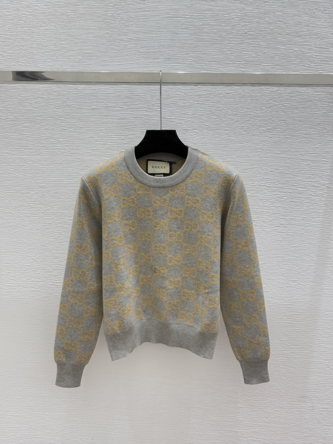 NO:568557,G Home Early Autumn New Style Contrast Color Presbyopia Letters Round Neck Knitted Long Sleeves Color Gray Size 36.38.40,,gucci,alexander wang19860909G家 早秋新款 撞色老花字母圆领针织长袖 颜色灰色 尺码36.38.40,,gucci,alexander wang,Women's clothing