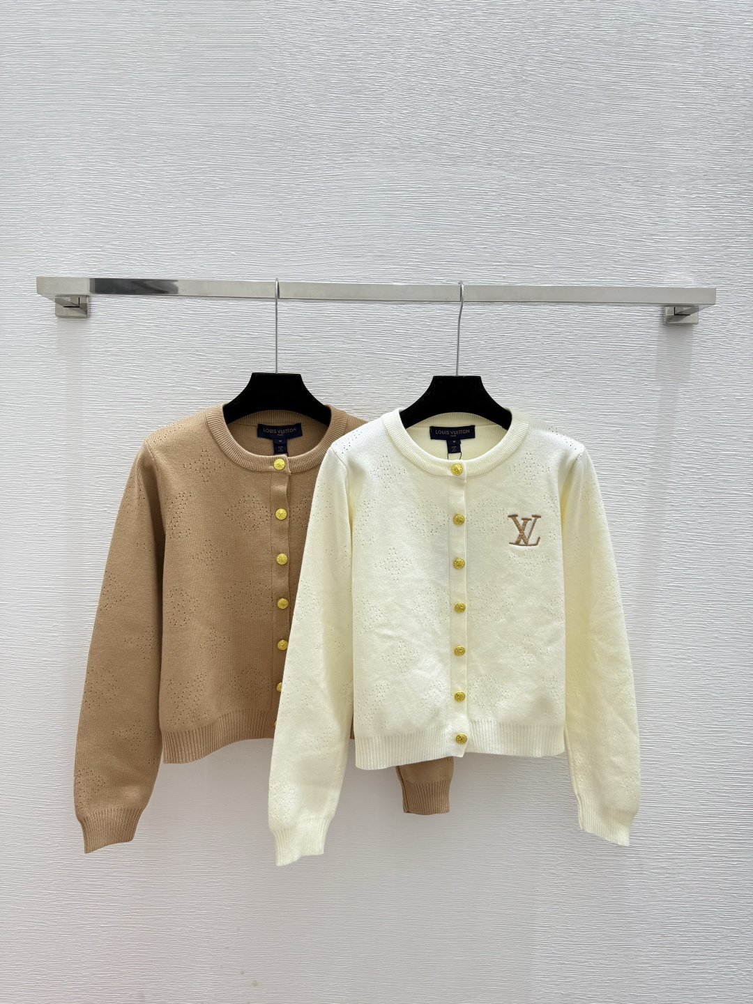 NO:569669,L family early autumn new style solid color letter hollow round neck knitted long-sleeved cardigan color white khaki size 36.38.40, louis vuitton, alexander wang19860909L家 早秋新款 纯色字母镂空圆领针织长袖开衫 颜色白色 卡其 尺码36.38.40,,louis vuitton,alexander wang,Women's clothing