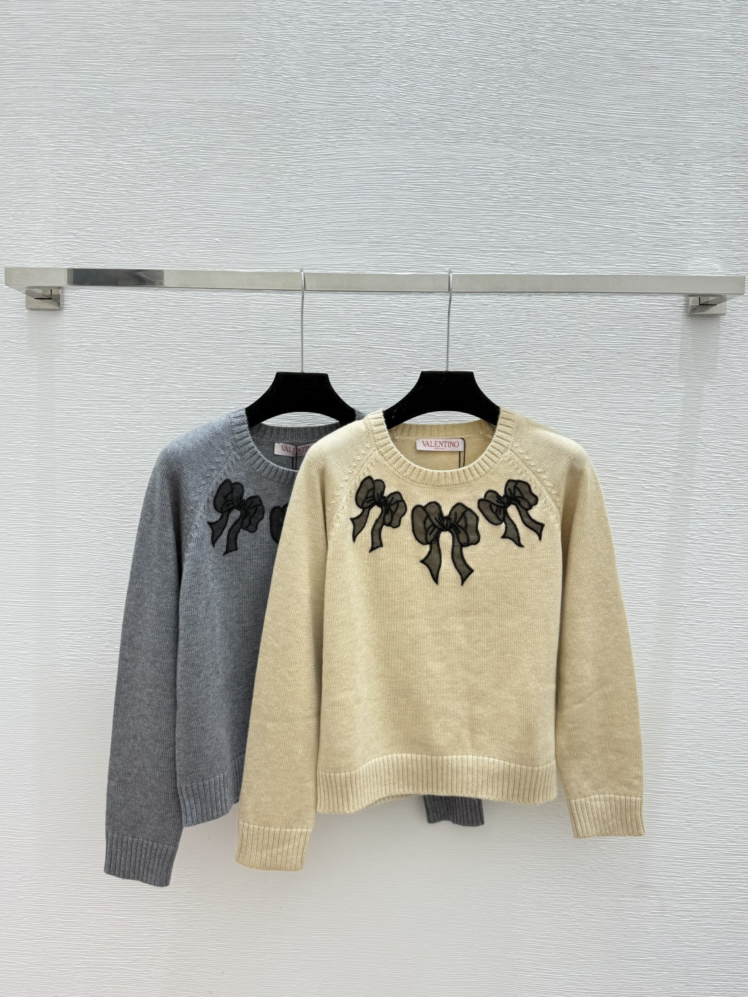 NO:569674,VA Home Early Autumn New Style Bow Embroidered Round Neck Knitted Long Sleeves Color Khaki Gray Size 36.38.40,,alexander wang19860909VA家 早秋新款 蝴蝶结刺绣圆领针织长袖 颜色卡其 灰色 尺码36.38.40,,alexander wang,Women's clothing