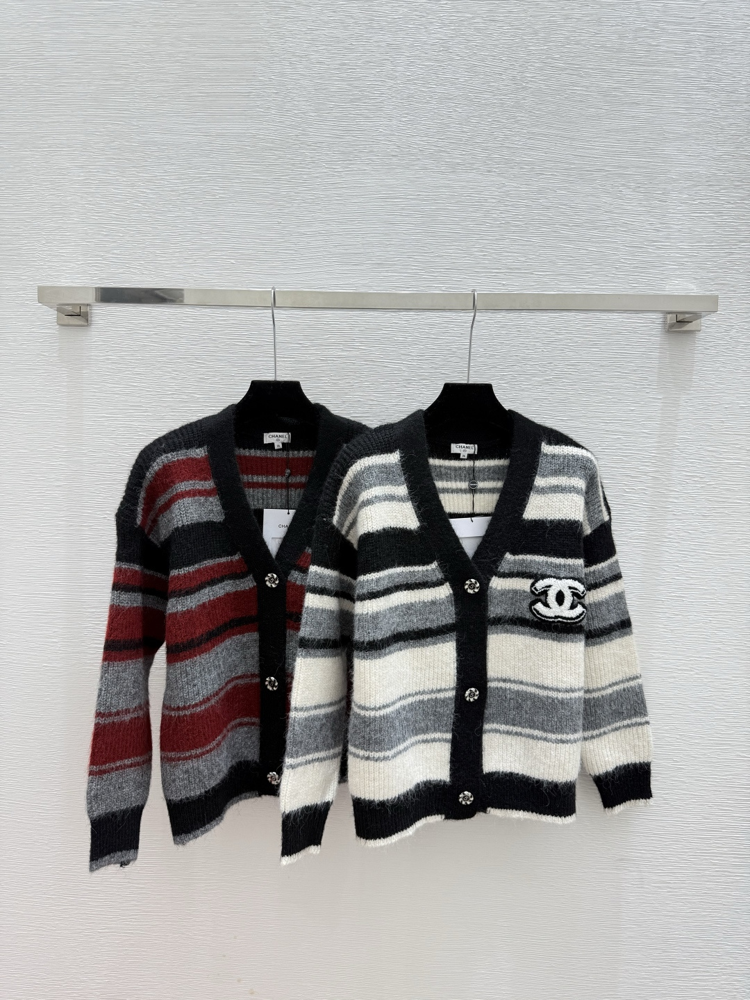 NO:569677,CH Home Early Autumn New Style Contrast Color Striped V-neck Knitted Long-Sleeved Cardigan Color White Red Size 36.38.40,,alexander wang19860909CH家 早秋新款 撞色条纹V领针织长袖开衫 颜色白色 红色 尺码36.38.40,,alexander wang,Women's clothing