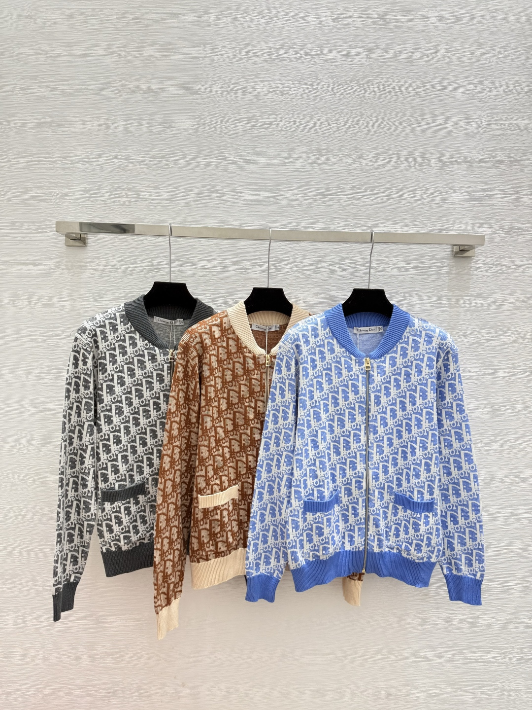 NO:569701,D family early autumn new style presbyopic letter high collar knitted long-sleeved cardigan color blue khaki gray size 36.38.40, dior, alexander wang19860909D家 早秋新款 老花字母高领针织长袖开衫 颜色蓝色 卡其 灰色 尺码36.38.40,,dior,alexander wang,Women's clothing