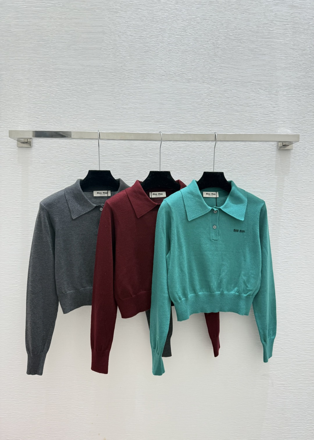NO:569707,M family early autumn new style solid color simple lapel knitted long sleeves color green red gray size 36.38.40,,alexander wang19860909M家 早秋新款 纯色简约翻领针织长袖 颜色绿色 红色 灰色 尺码36.38.40,,alexander wang,Women's clothing