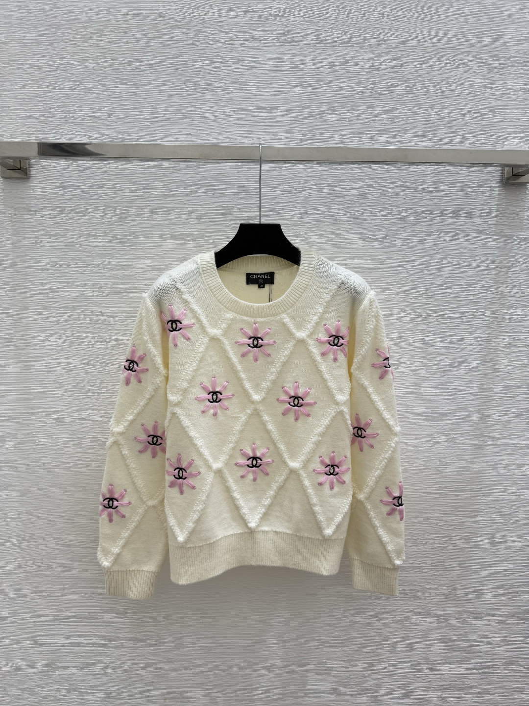 NO:576046,CH Home Early Autumn New Style Three-dimensional Diamond Contrast Flower Letter Embroidery Round Neck Knitted Long Sleeves Color White Black Size 36.38.40,,alexander wang19860909CH家 早秋新款 立体菱格撞色花朵字母刺绣圆领针织长袖 颜色白色 黑色 尺码36.38.40,,alexander wang,Women's clothing