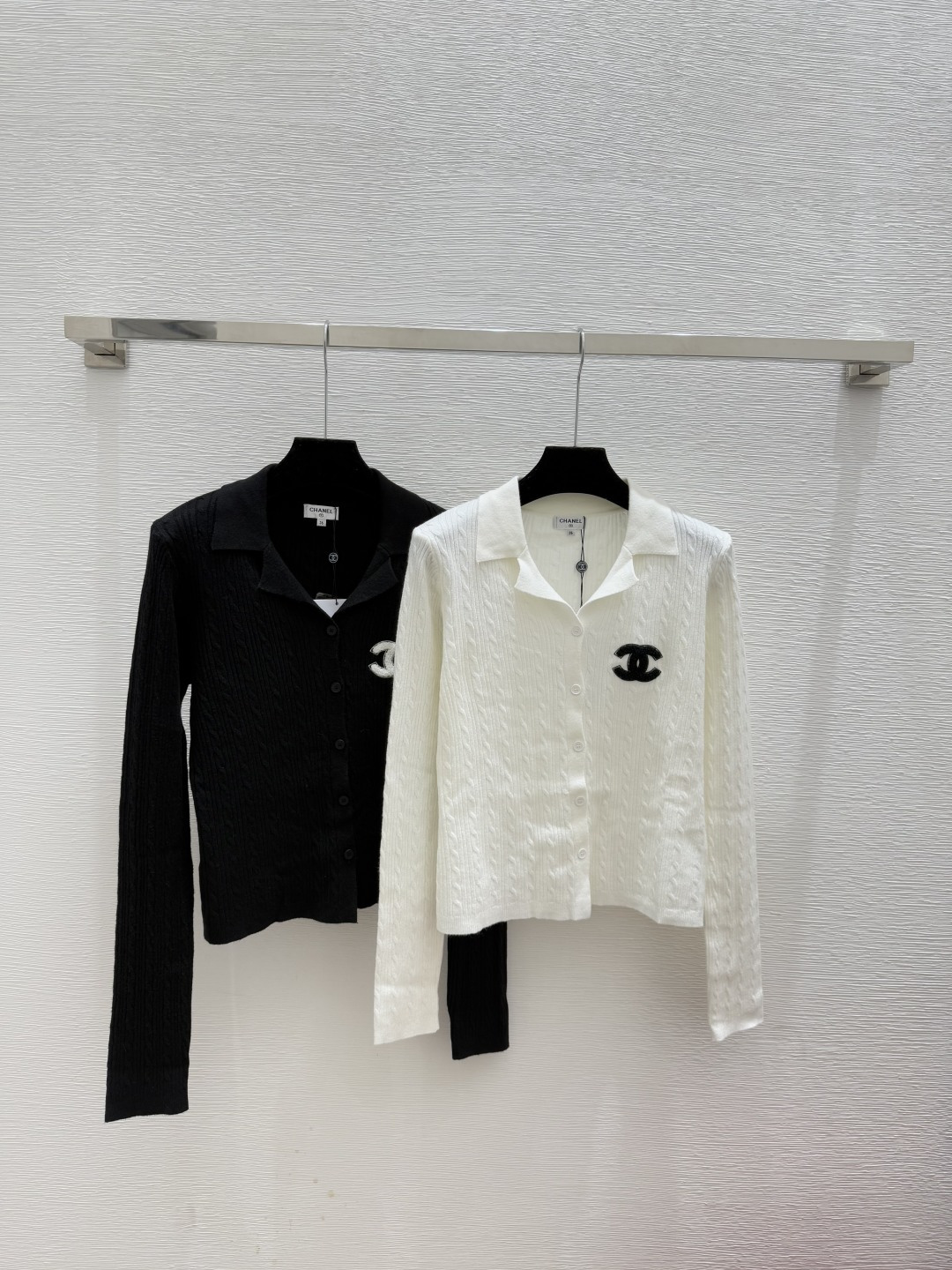 NO:576205,CH Home Early Autumn New Solid Color Simple Lapel Knitted Long-Sleeved Cardigan Color White Black Size 36.38.40,,alexander wang19860909CH家 早秋新款 纯色简约翻领针织长袖开衫 颜色白色 黑色 尺码36.38.40,,alexander wang,Women's clothing