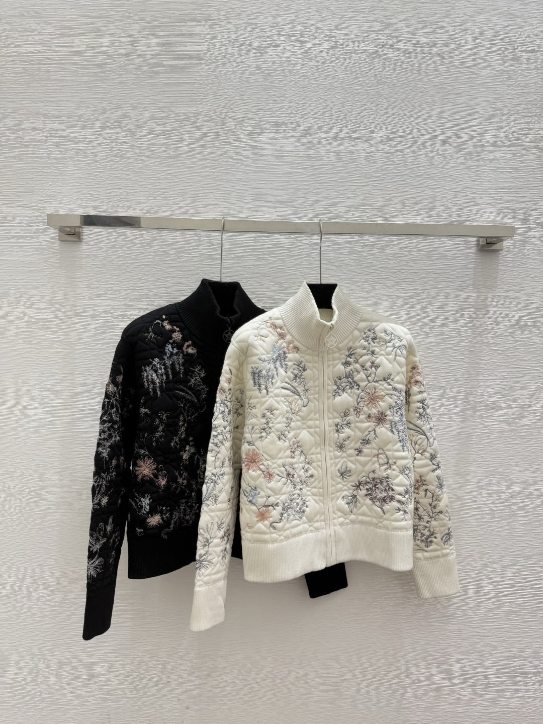 NO:576211,D family early autumn new style floral embroidered high collar knitted long-sleeved cardigan color white black size 36.38.40, dior, alexander wang19860909D家 早秋新款 花卉刺绣高领针织长袖开衫 颜色白色 黑色 尺码36.38.40,,dior,alexander wang,Women's clothing