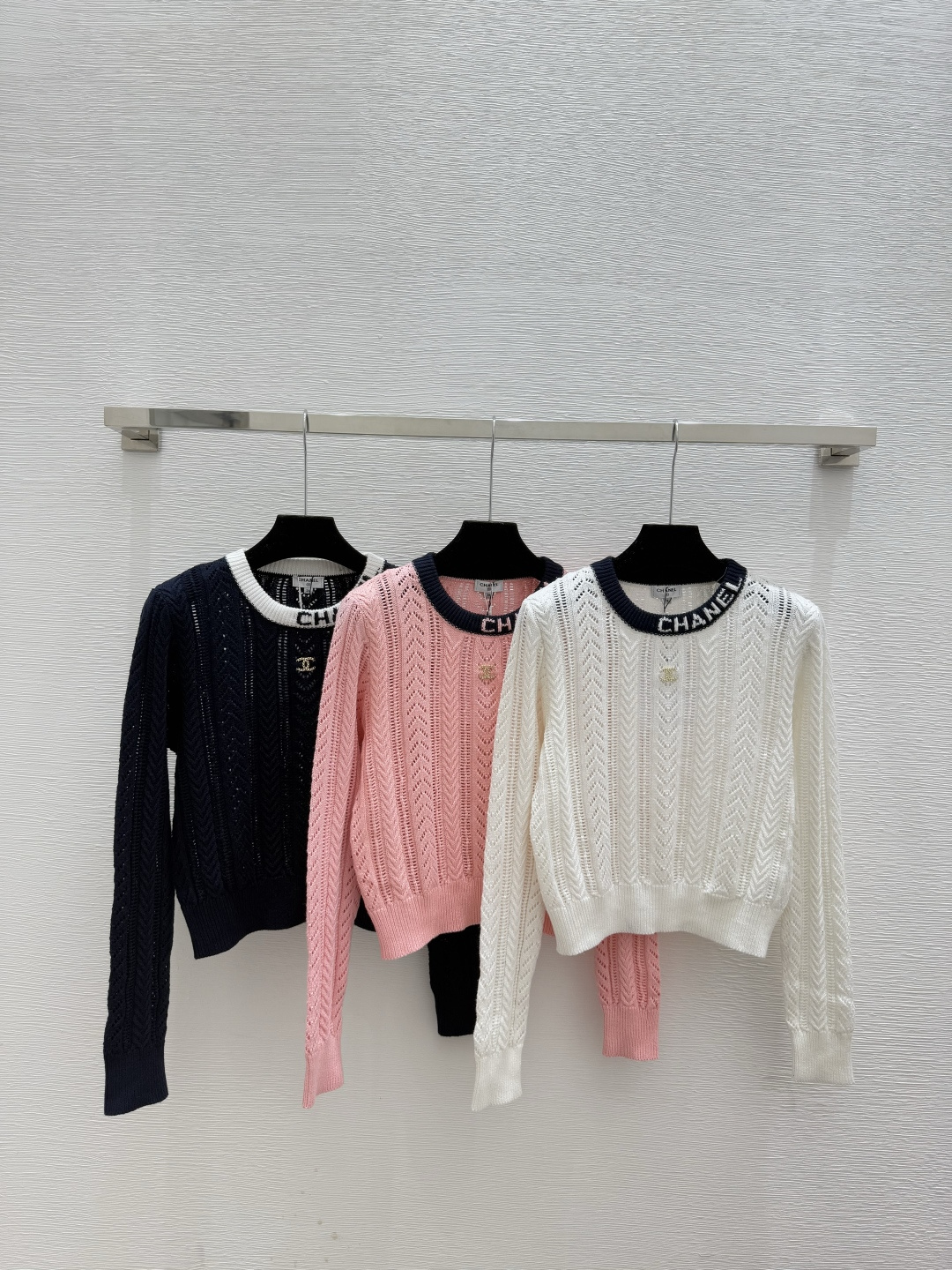 NO:576332,CH Home Early Autumn New Style Contrast Letter Hollow Round Neck Knitted Long Sleeves Color White Pink Black Size 36.38.40,,alexander wang19860909CH家 早秋新款 撞色字母镂空圆领针织长袖 颜色白色 粉色 黑色 尺码36.38.40,,alexander wang,Women's clothing
