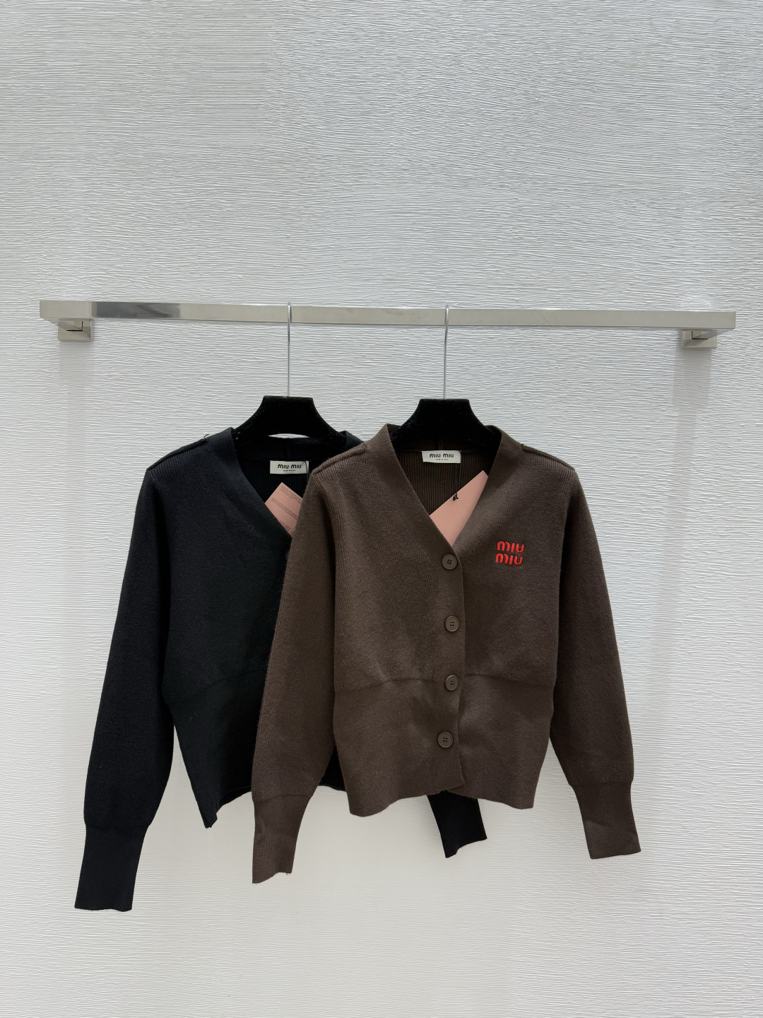 NO:576587,MM Home Early Autumn New Style Solid Color Simple V-neck Knitted Long-Sleeved Cardigan Color Coffee Black Size 36.38.40,,alexander wang19860909MM家 早秋新款 纯色简约V领针织长袖开衫 颜色咖啡 黑色 尺码36.38.40,,alexander wang,Women's clothing