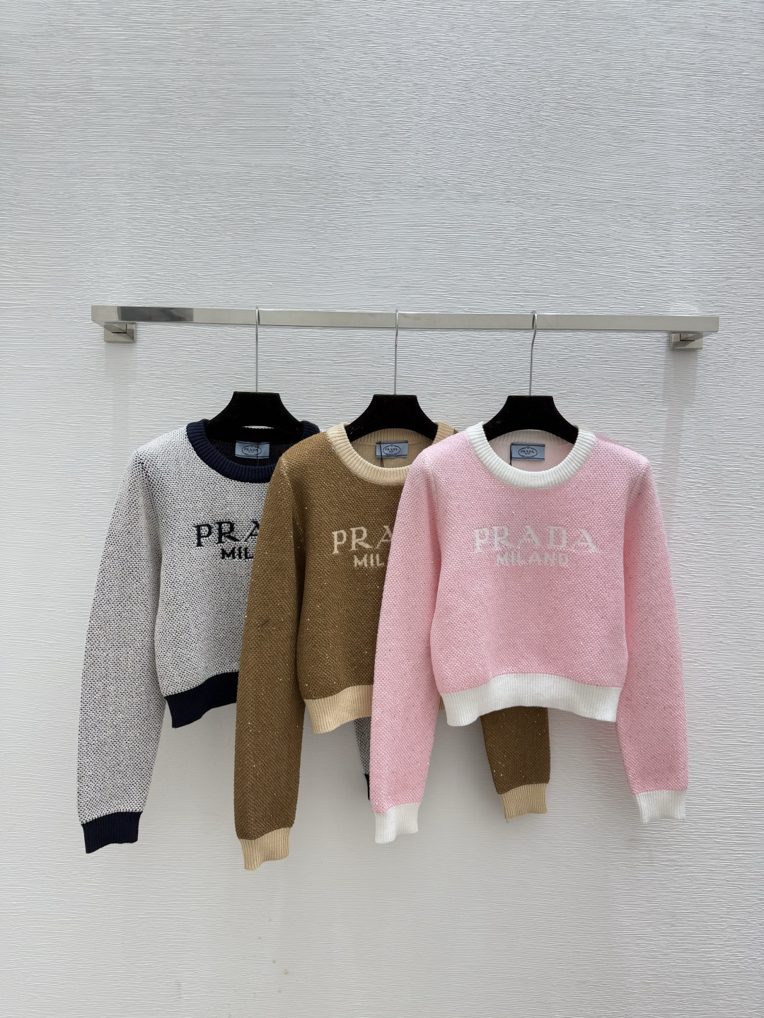 NO:576564,aP home early autumn new style letter jacquard sequin round neck knitted long sleeve color pink khaki sapphire blue size 36.38.40,,alexander wang19860909aP家 早秋新款 字母提花珠片圆领针织长袖 颜色粉色 卡其 宝蓝 尺码36.38.40,,alexander wang,Women's clothing