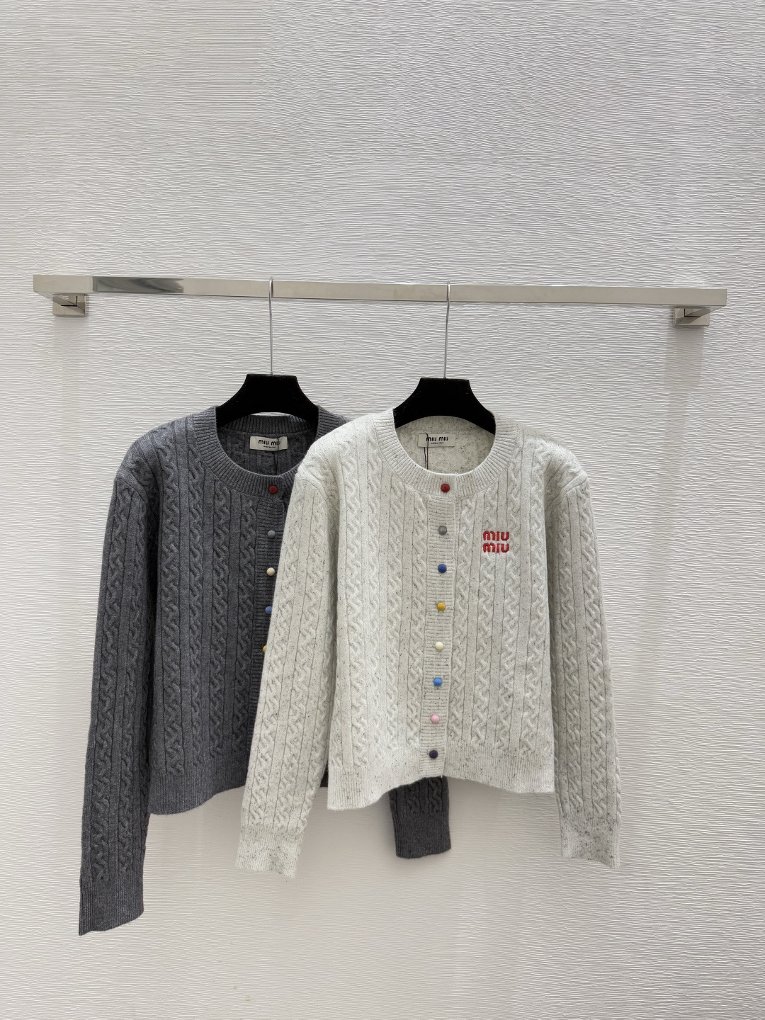 NO:577183,M family early autumn new style Xiaoxiangfeng polka-dot round neck knitted long-sleeved cardigan color white gray size 36.38.40,,alexander wang19860909M家 早秋新款 小香风波点圆领针织长袖开衫 颜色白色 灰色 尺码36.38.40,,alexander wang,Women's clothing