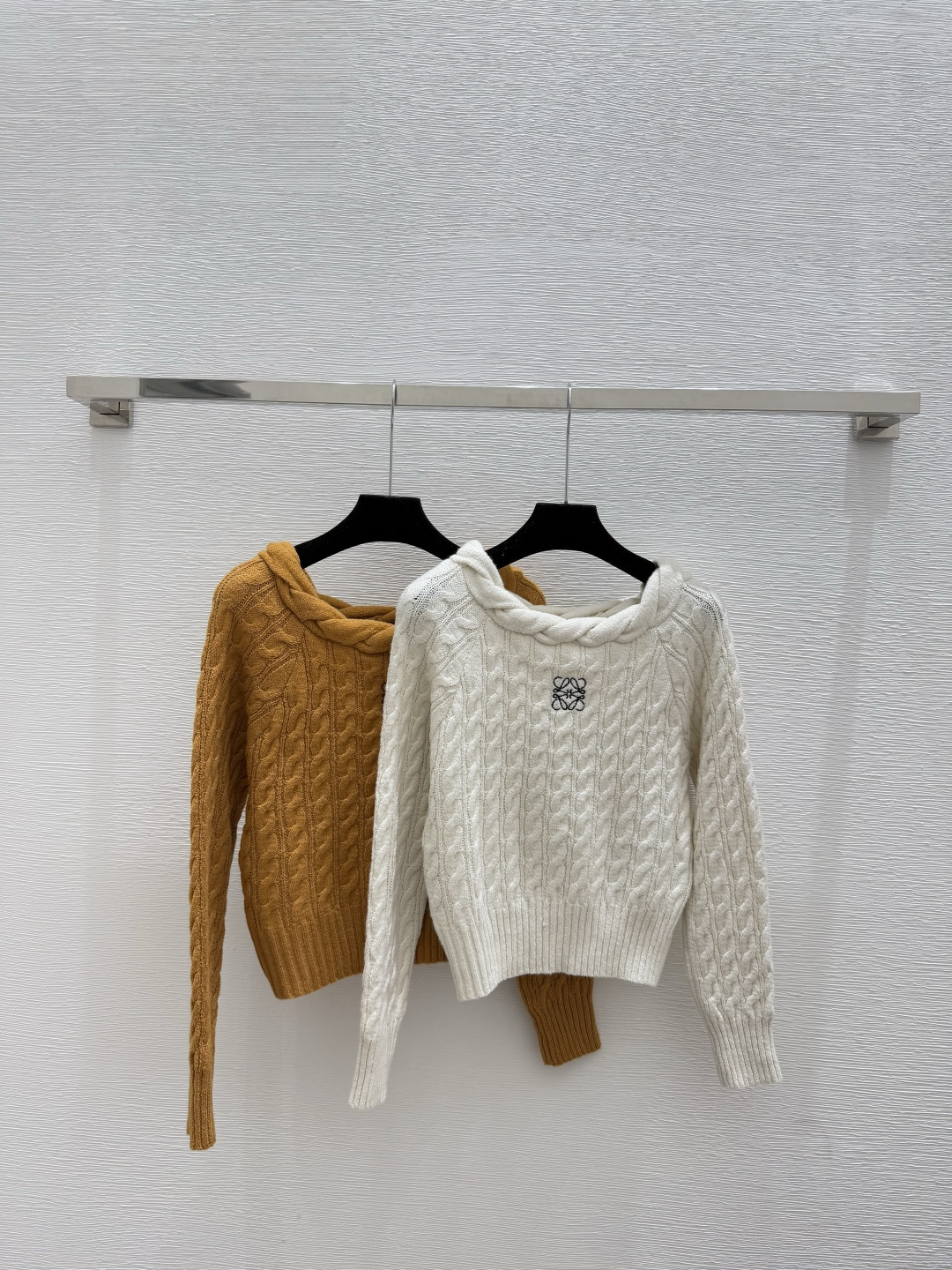 NO:577188,LO family early autumn new style solid color three-dimensional hemp pattern knitted long sleeves color white khaki size 36.38.40,,alexander wang19860909LO家 早秋新款 纯色立体麻花纹针织长袖 颜色白色 卡其 尺码36.38.40,,alexander wang,Women's clothing