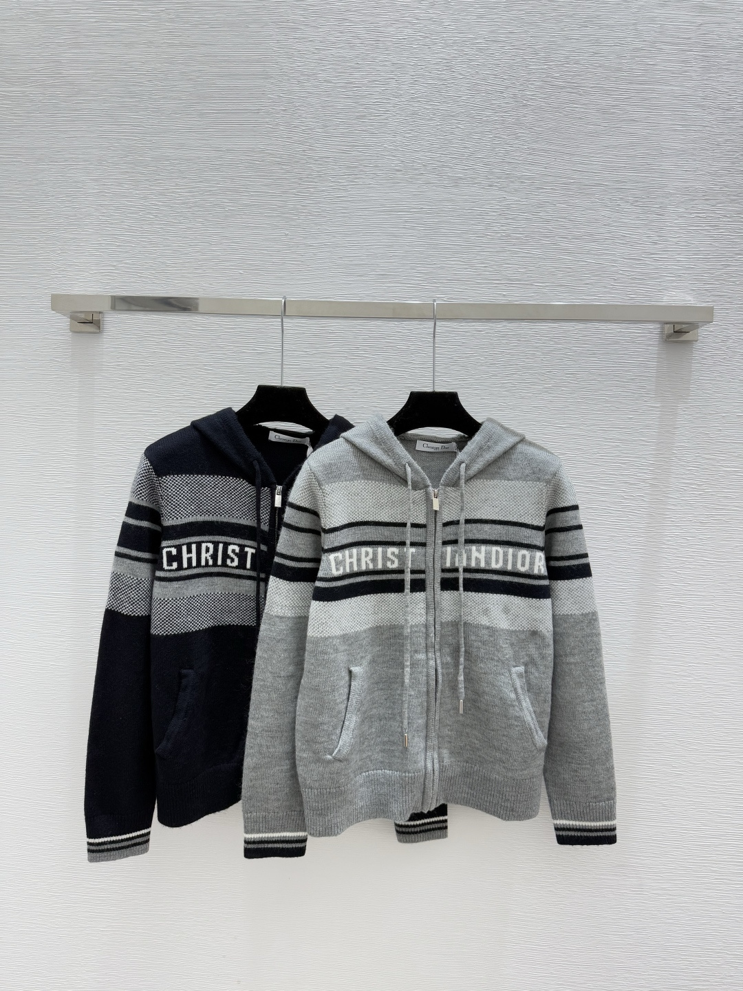 NO:577193,D Home Early Autumn New Style Hooded Contrast Letter Striped Knitted Long-Sleeved Cardigan Color Gray Royal Blue Size 36.38.40, dior, hats, alexander wang19860909D家 早秋新款 连帽撞色字母条纹针织长袖开衫 颜色灰色 宝蓝 尺码36.38.40,,dior,hats,alexander wang,Women's clothing