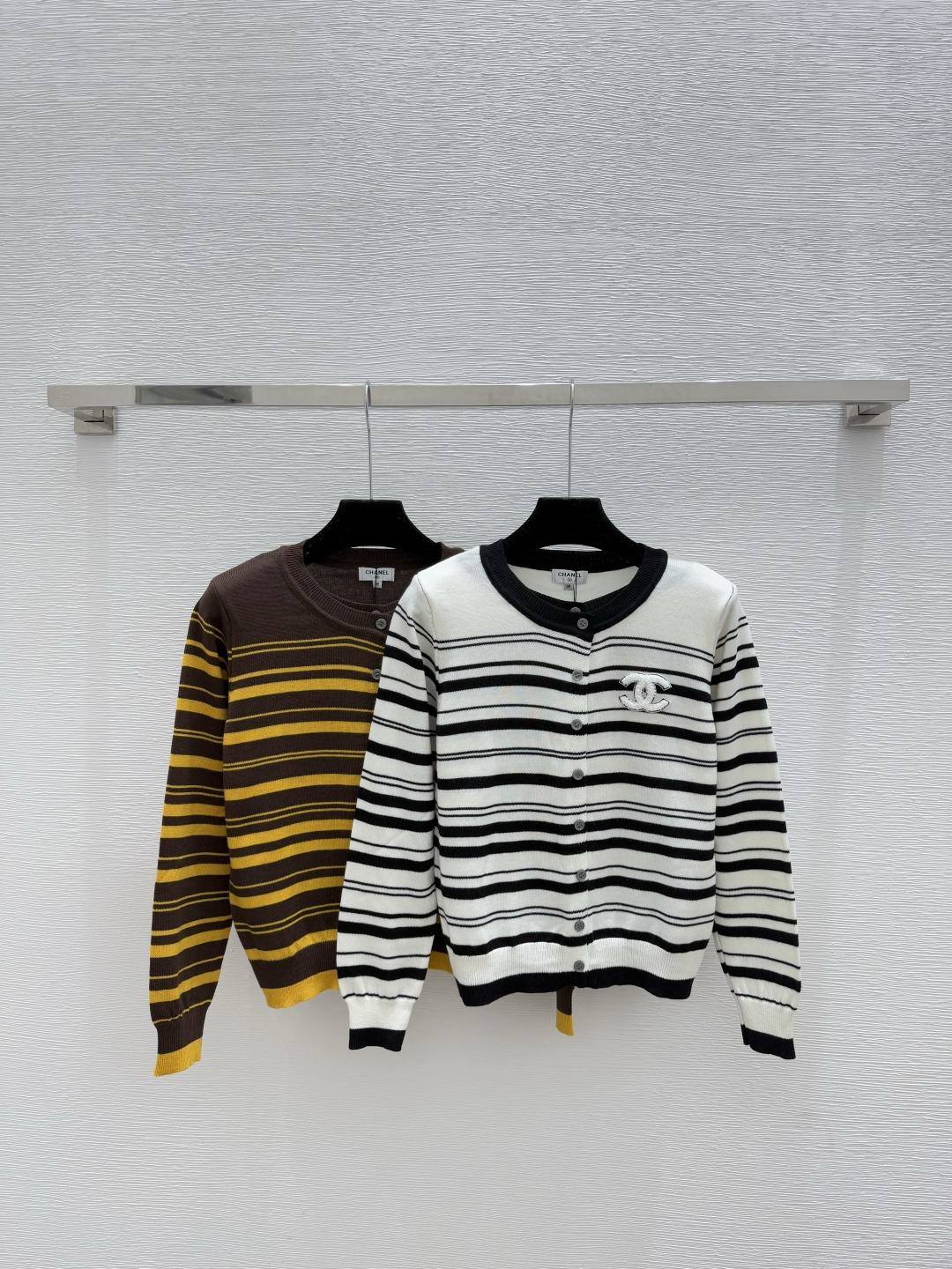 NO:577198,CH Home Early Autumn New Style Contrast Color Striped Fake Two-piece Round Neck Knitted Long-Sleeved Cardigan Color White Coffee Size 36.38.40,,alexander wang19860909CH家 早秋新款 撞色条纹假两件圆领针织长袖开衫 颜色白色 咖啡 尺码36.38.40,,alexander wang,Women's clothing