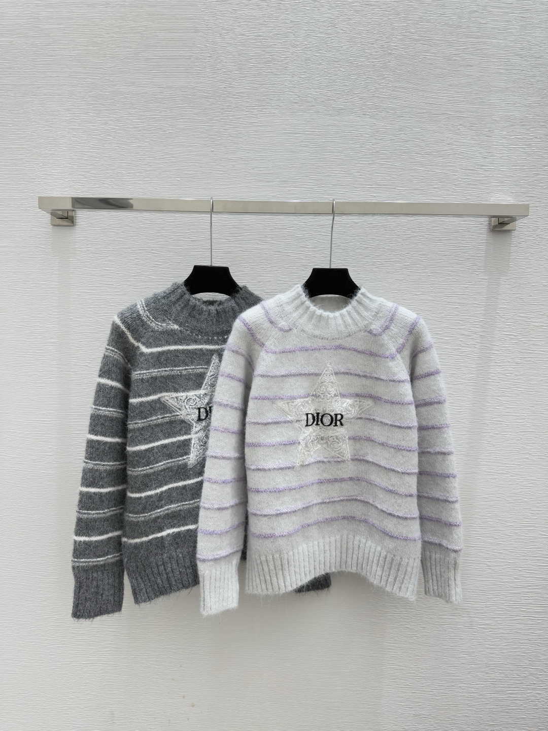 NO:577383,D family early autumn new style letter five-pointed star embroidered round neck knitted long sleeves color white gray size 36.38.40, dior, alexander wang19860909D家 早秋新款 字母五角星刺绣圆领针织长袖 颜色白色 灰色 尺码36.38.40,,dior,alexander wang,Women's clothing